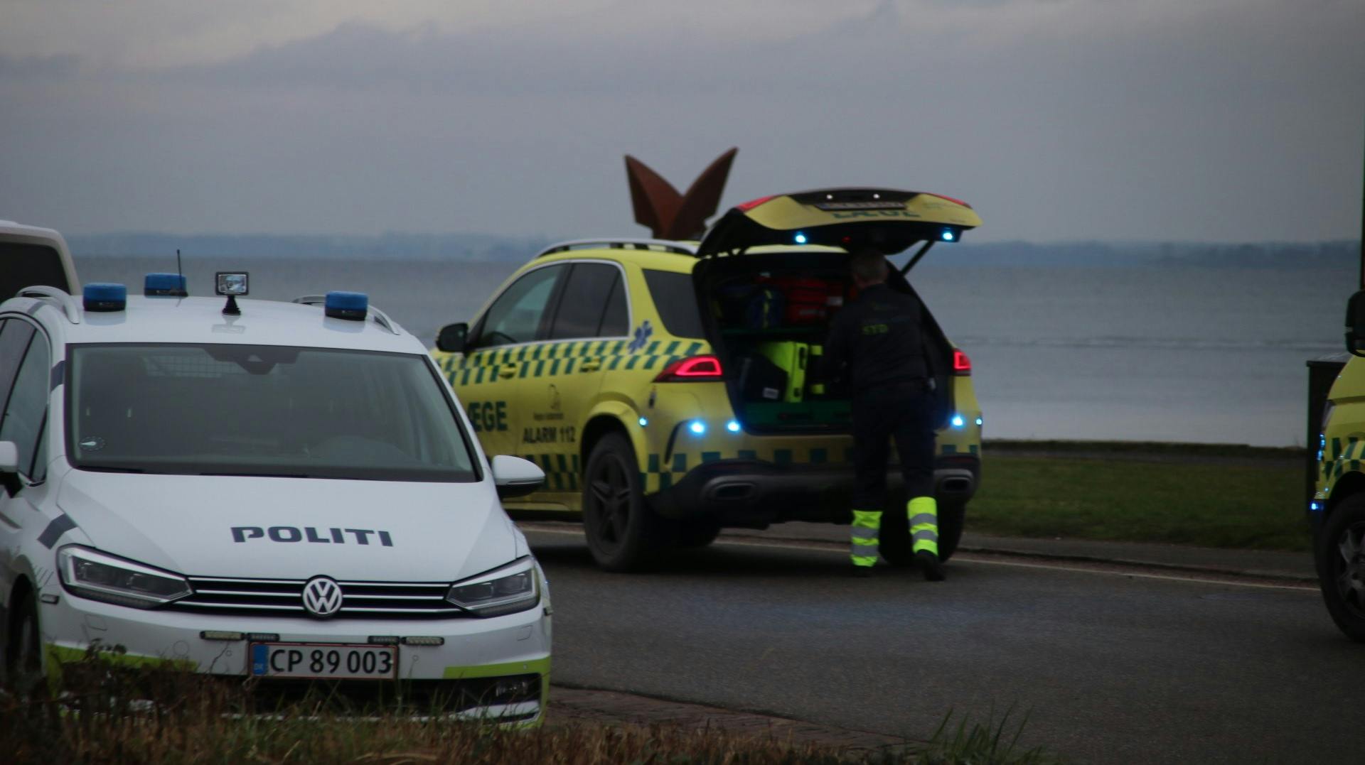 En person har mandag formiddag mistet livet ved havneområdet i Assens.