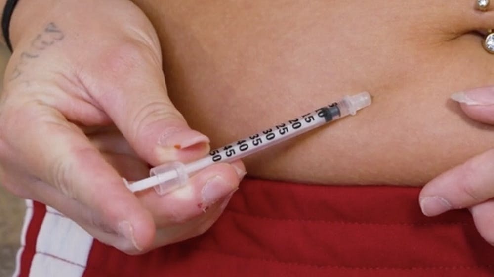 En kunde stikker sig i maveskindet. 