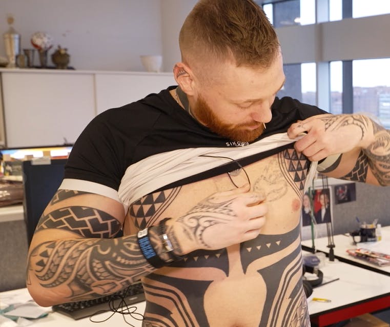 Daniel Lone Wolf er godt i gang med at fylde blæk i huden.