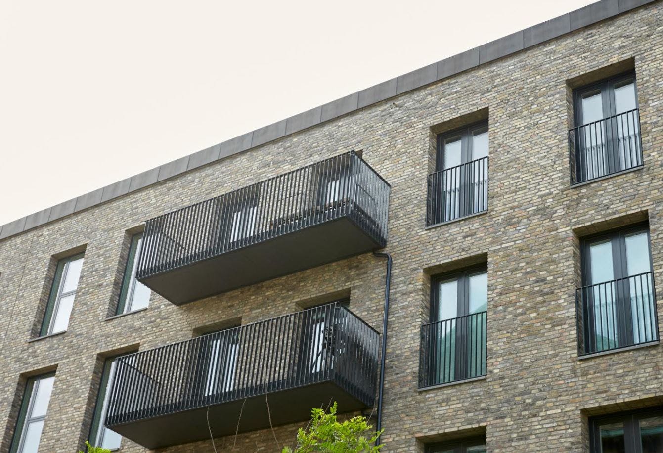 Solen kan nydes fra Rossens altan.