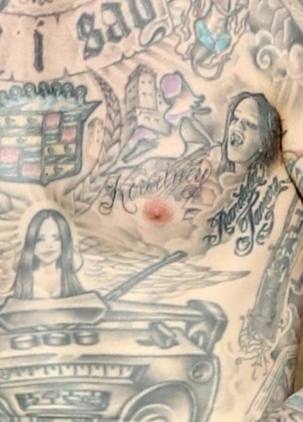 Travis Barkers tatovering med hustru Kourtney Kardashians navn.
