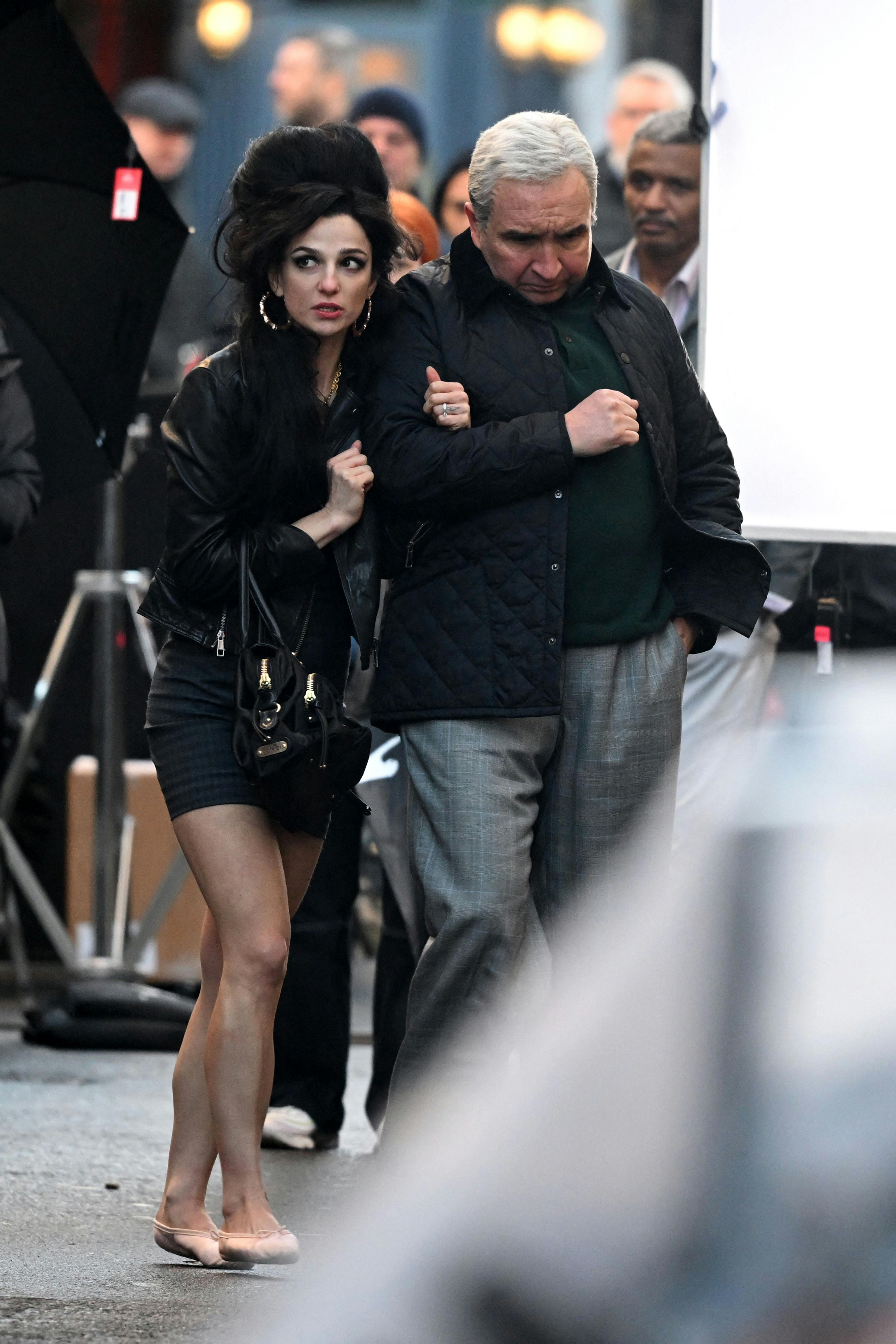 Amy Winehouse-biografen er i fuld gang med at blive optaget i Londons gader. Her er Marisa Abela ledsaget af den britiske skuespiller Eddie Marsan, der spiller stjernens far. 