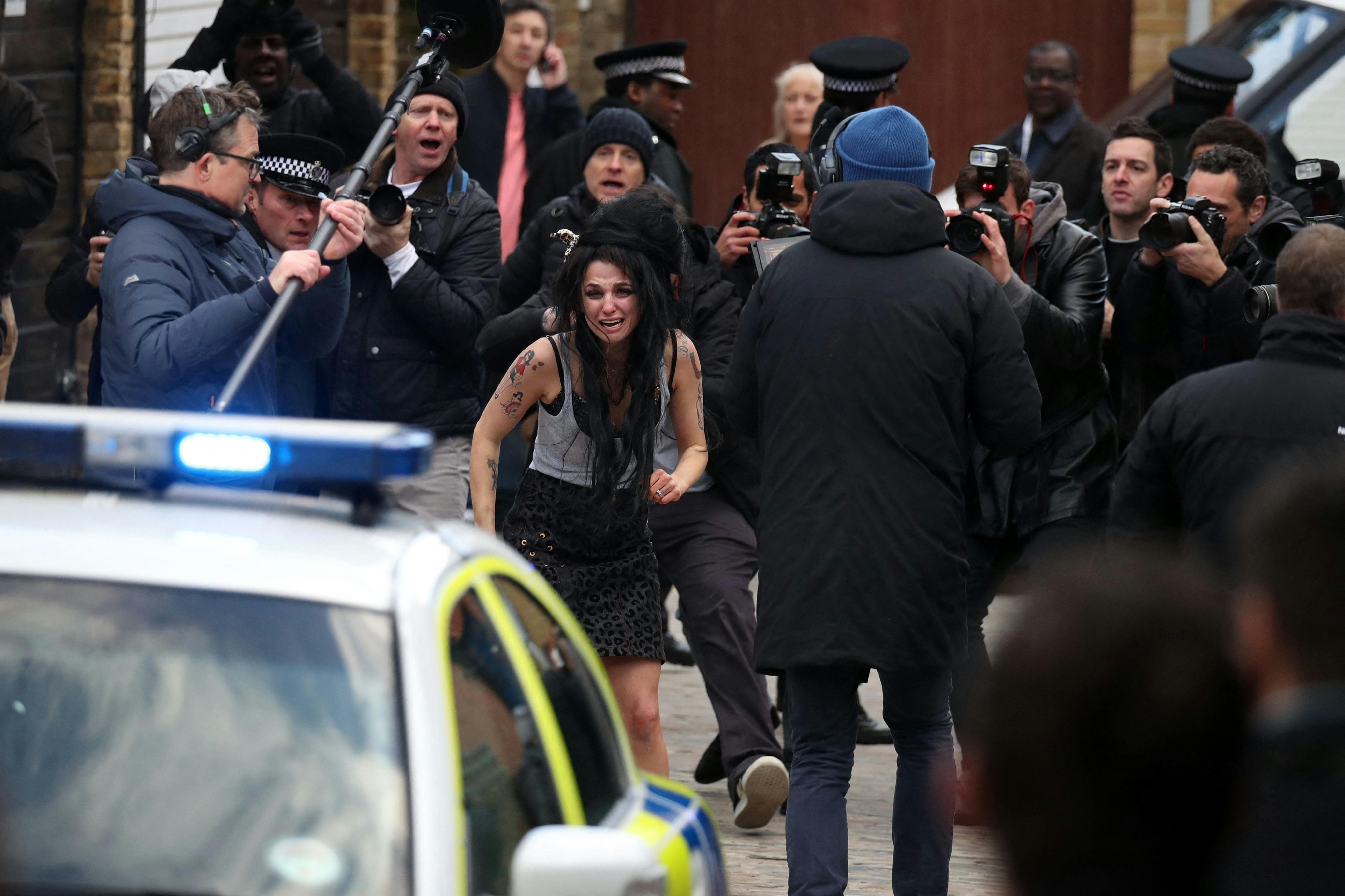 Marisa Abela ( som spiller Amy Winehouse) og Jack O'Connell (der spiller Blake Fielder-Civil ) filmer på sangerindens gamle adresse i London-bydelen Camden 
