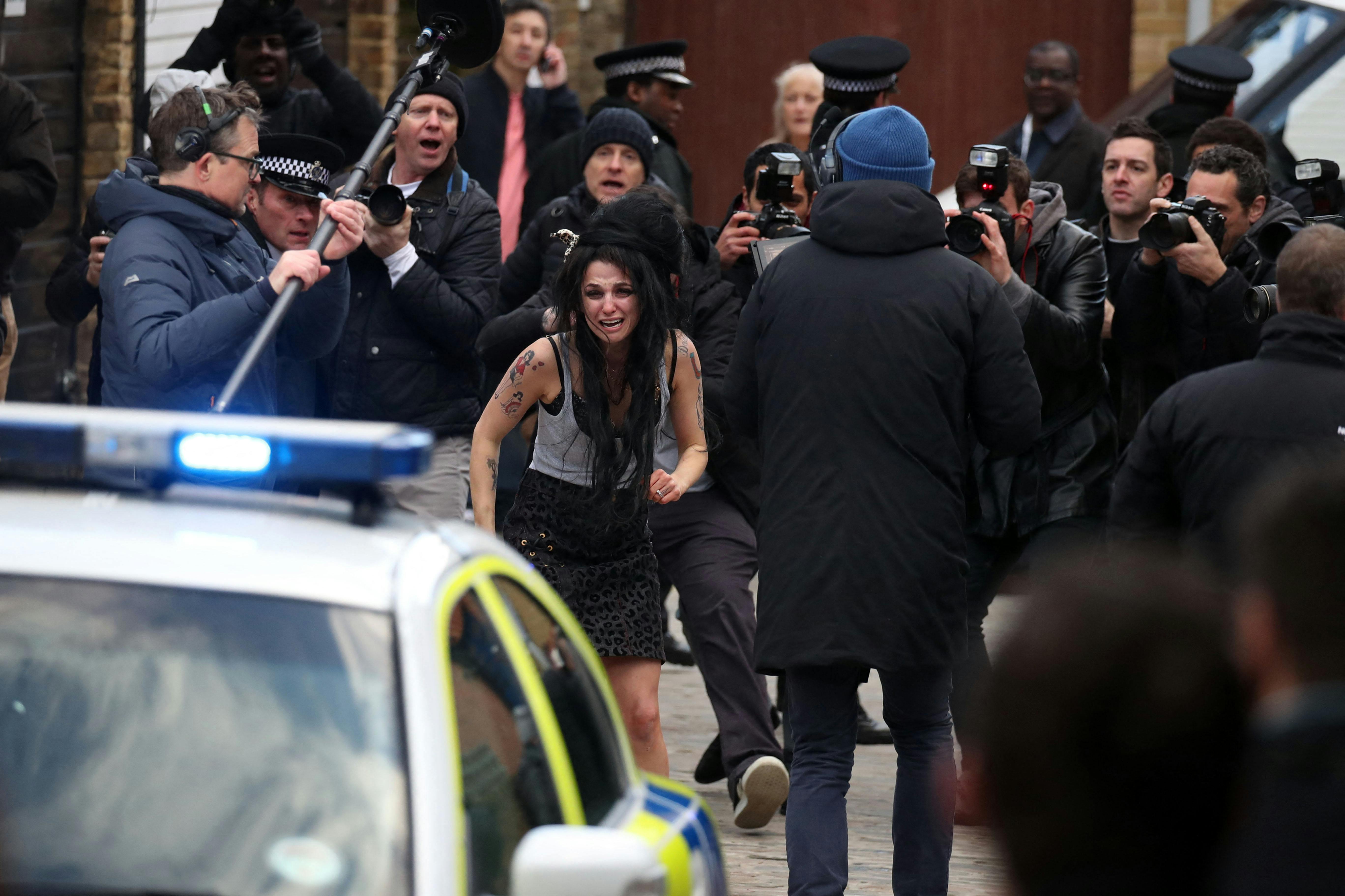 Marisa Abela ( som spiller Amy Winehouse) og Jack O'Connell (der spiller Blake Fielder-Civil ) filmer på sangerindens gamle adresse i London-bydelen Camden&nbsp;
