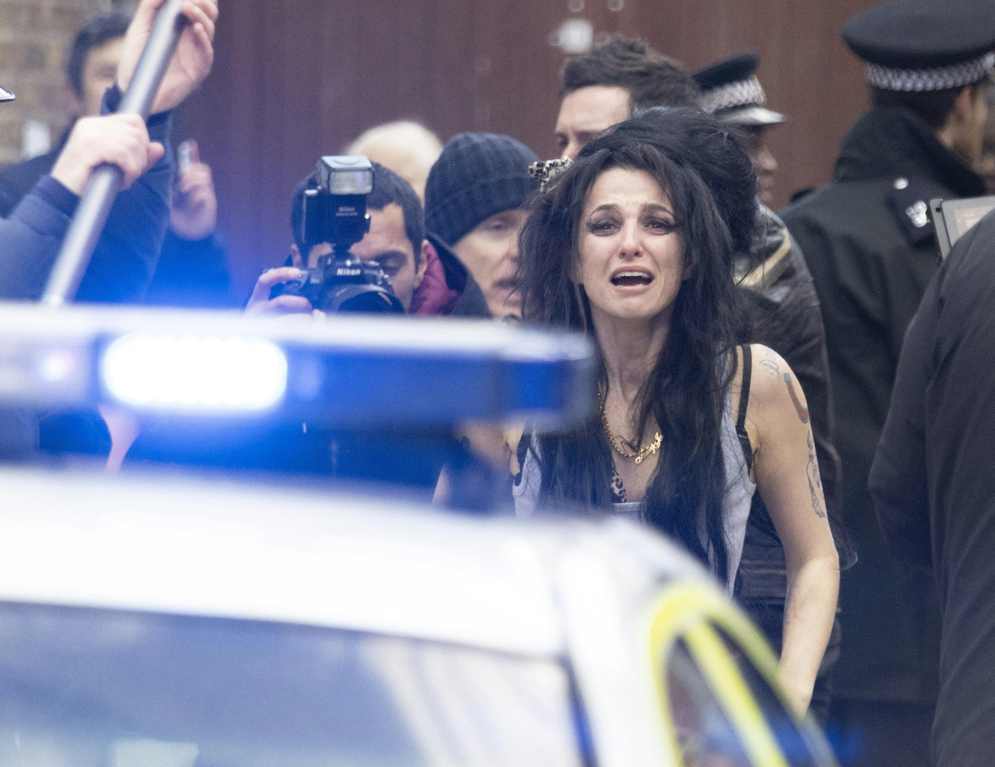 Marisa Abela filmer scener ude foran Amys gamle lejlighed i bydelen Camden i London. Flere mener, at filmen lukrerer på den afdøde sangerindes traumer.