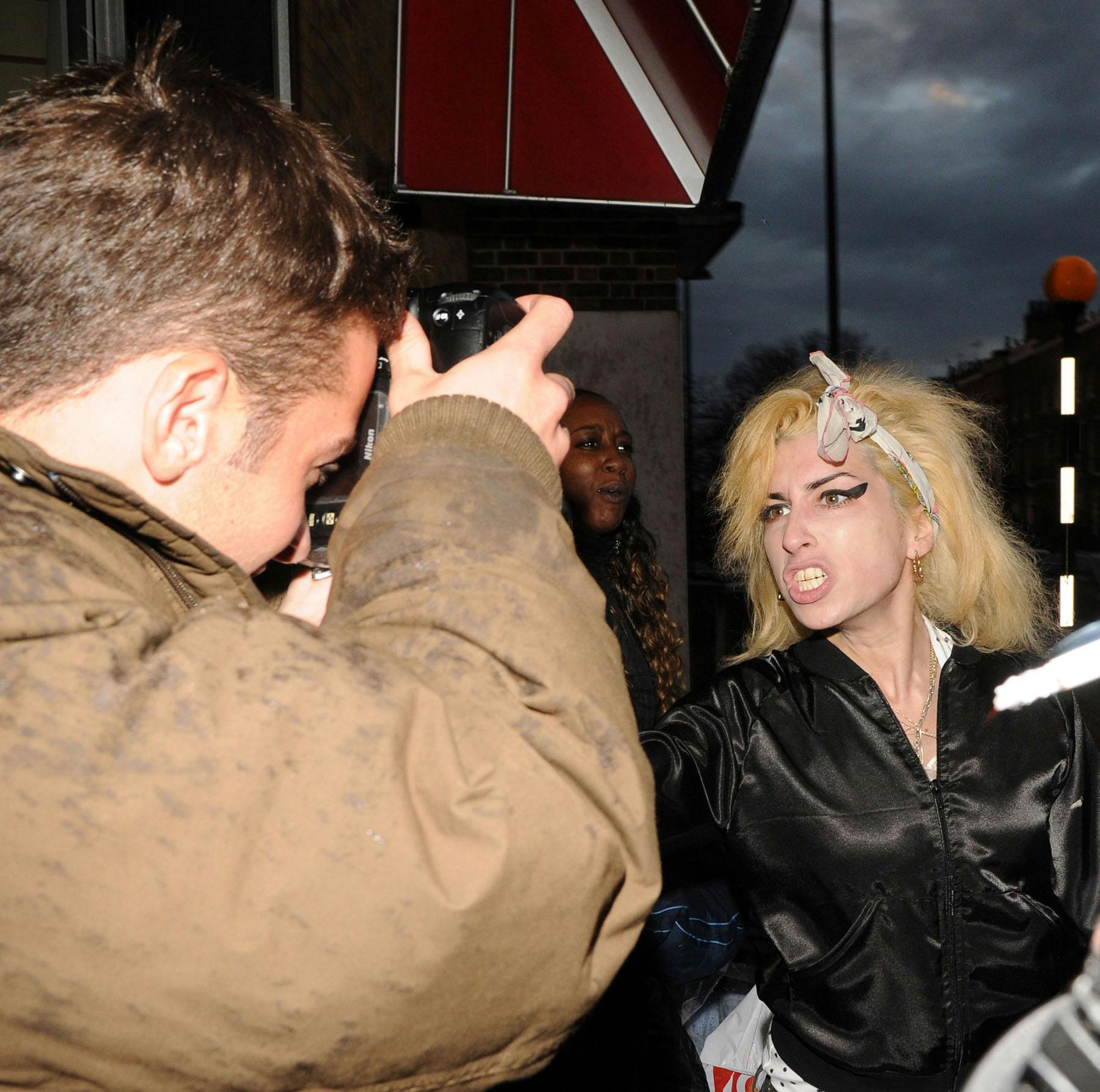 Filmen forsøger at lægge sig tæt op af virkelighedens begivenheder omkring Amy Winehouse, som her hvor hun angriber en paparazzifotograf. Dog er det denne skildring af sangerindens ulykke, som flere finder upassende eller ulækker. 