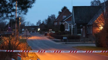 En forfærdelig sag har ramt den lille by Vejrumbo, hvor en 49-årig kvinde og hendes to børn søndag blev fundet døde.