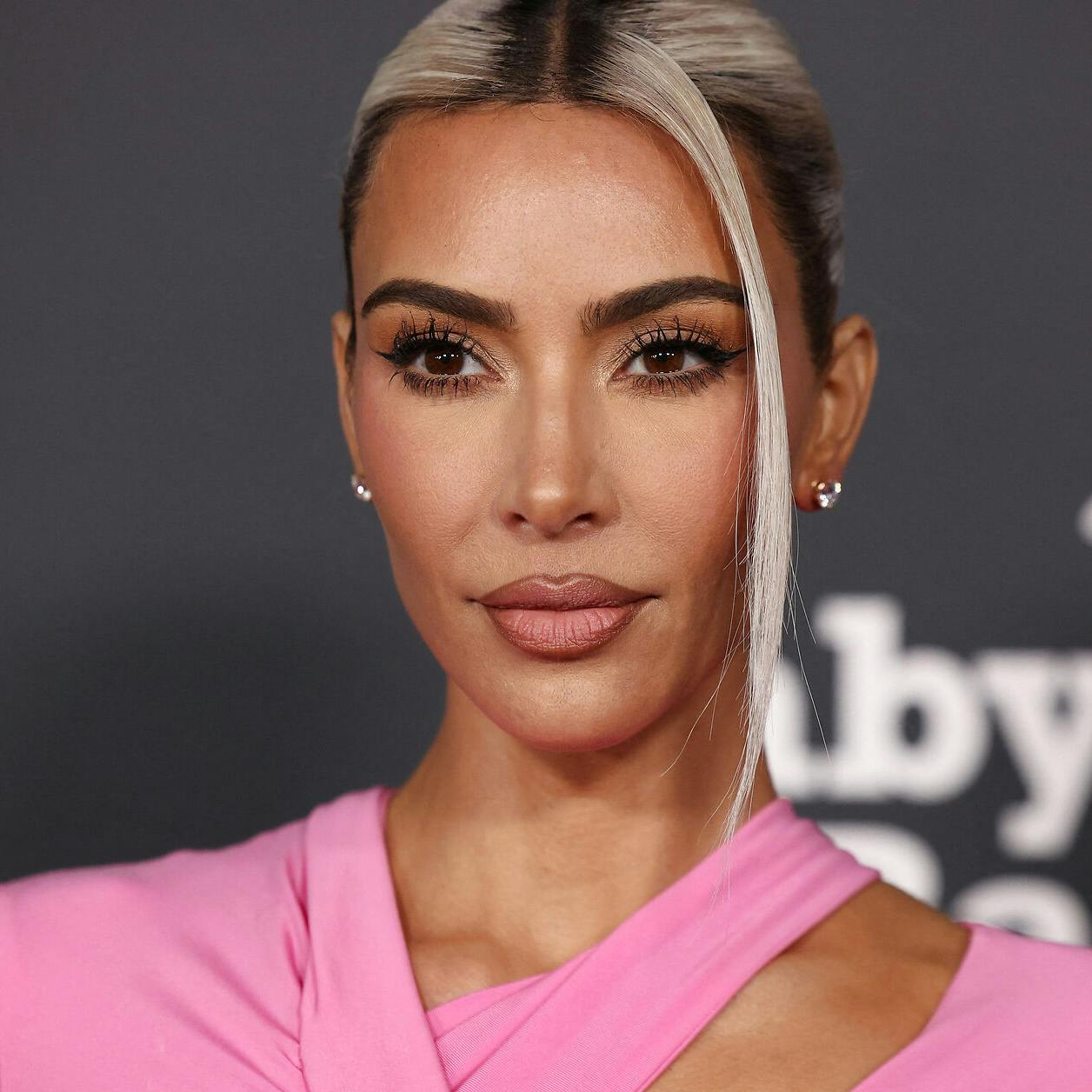 Kim Kardashian har ligesom så mange andre en forkærlighed til "The White Lotus".