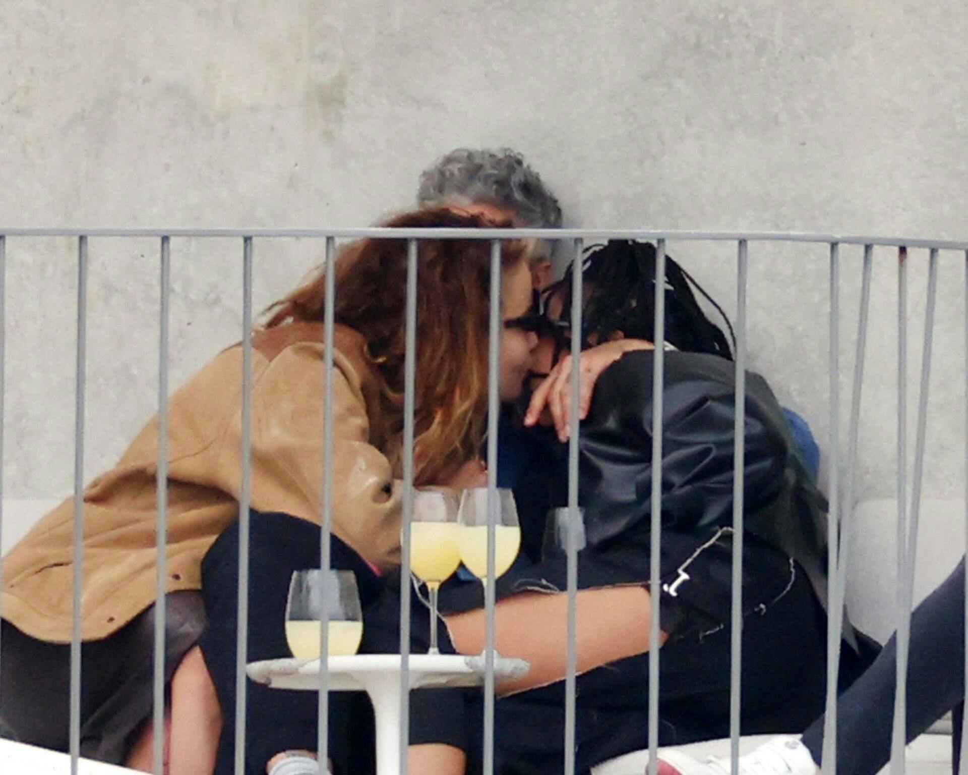 Rita Ora bebrejder alkohol og godt humør for den lille ménage à trois.