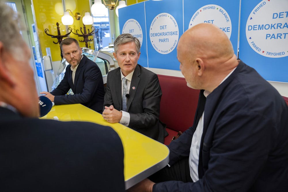 Peter Hjorth stiftede for et par år siden partiet Det Demokratiske Parti, og det blev i 2020 præsenteret på et pressemøde på Café Dan Turèll i København. Nu forsøger han at genoplive Centrum-Demokraterne og håber at komme i Folketinget.