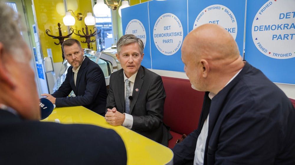Peter Hjorth stiftede for et par år siden partiet Det Demokratiske Parti, og det blev i 2020 præsenteret på et pressemøde på Café Dan Turèll i København. Nu forsøger han at genoplive Centrum-Demokraterne og håber at komme i Folketinget.