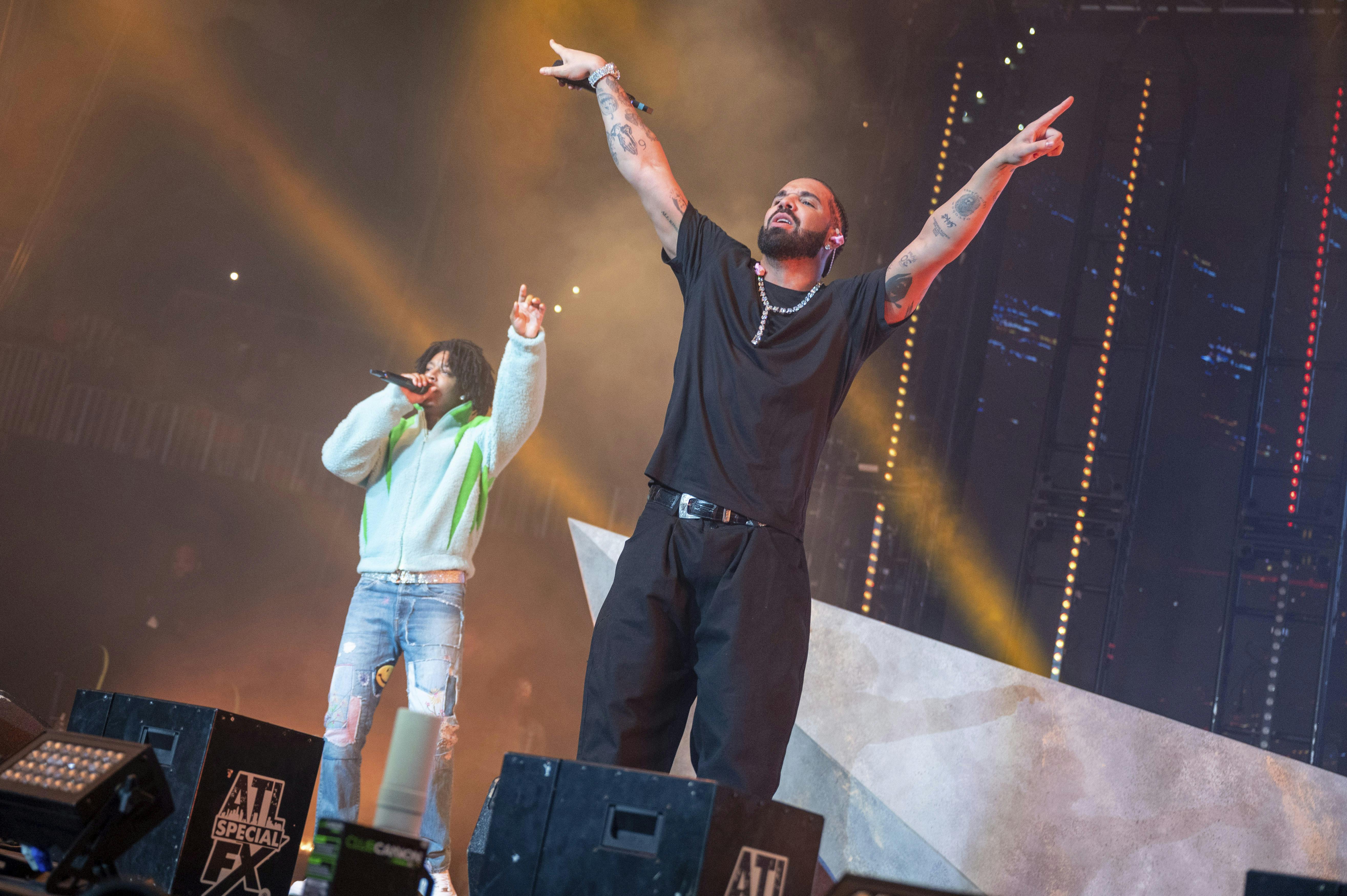 Rapstjernerne Drake og 21 Savage optræder her ved en anden lejlighed i december 