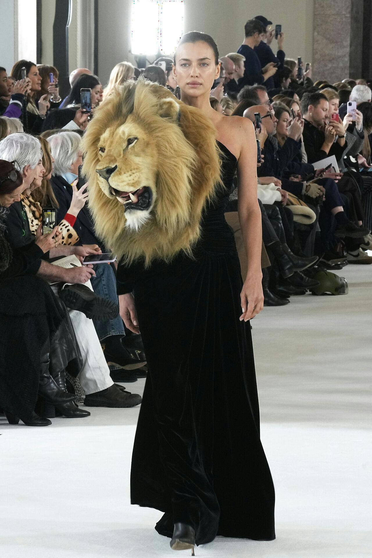 Supermodellen Irina Shayk bar også en skulderløve til Schiaparellis modeshow i Paris.
