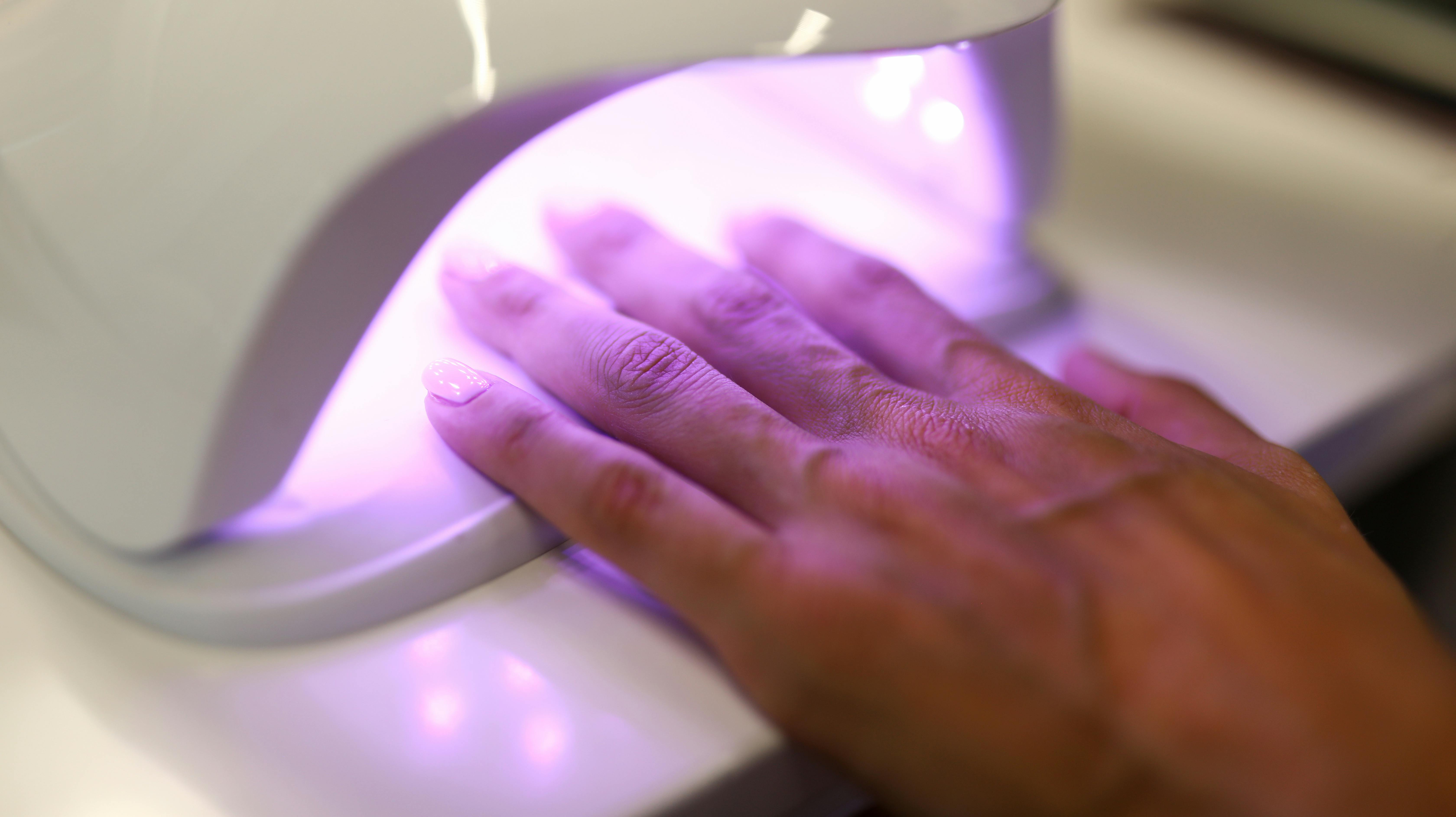 Får man gelmanicure er det nødvendigt for tørringsprocessen at man stikker fingerspidserne ind under UV-lyset. 