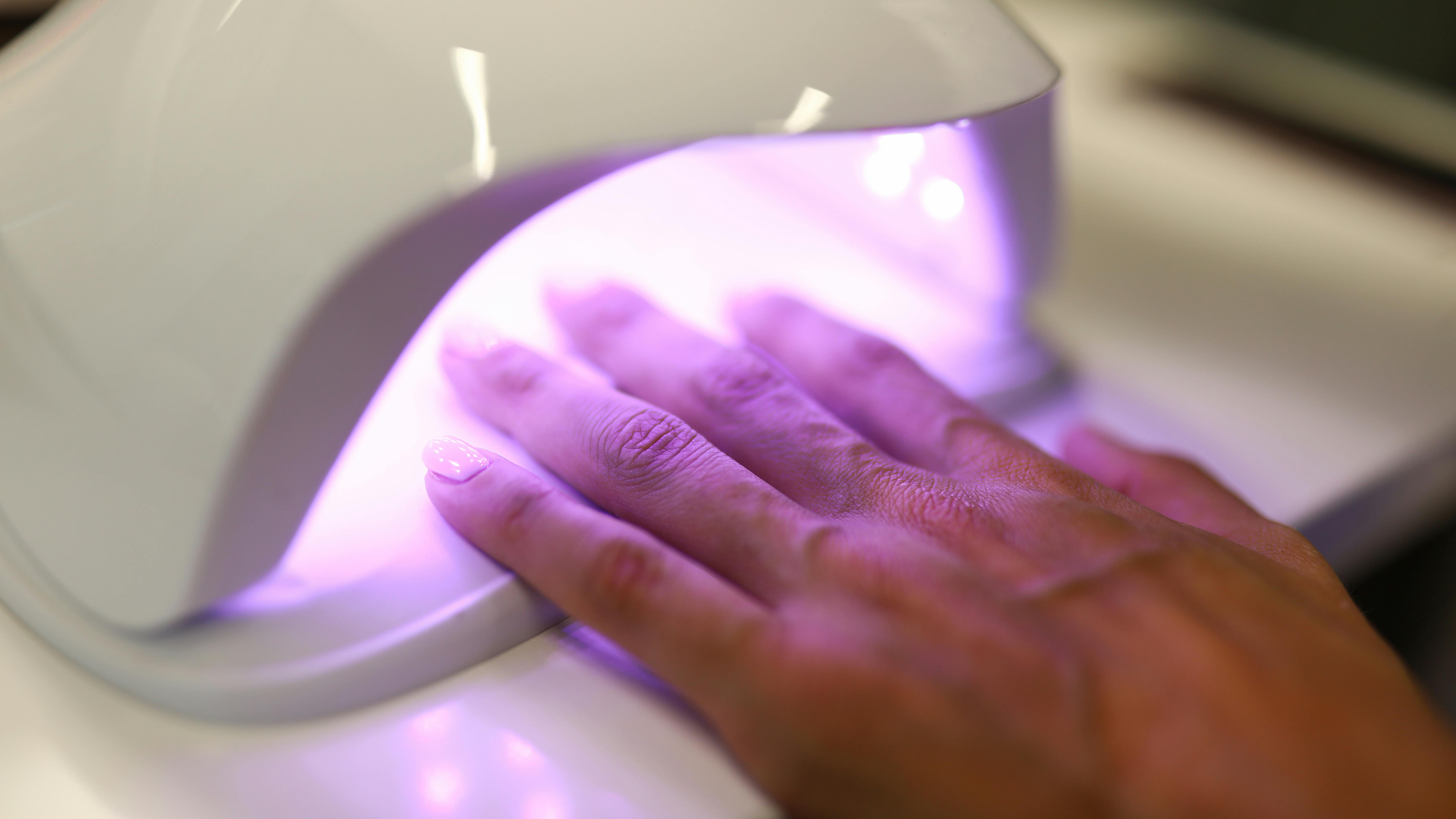 Dermatologer advarer: UV-neglelamper kan være skadelige og HØR