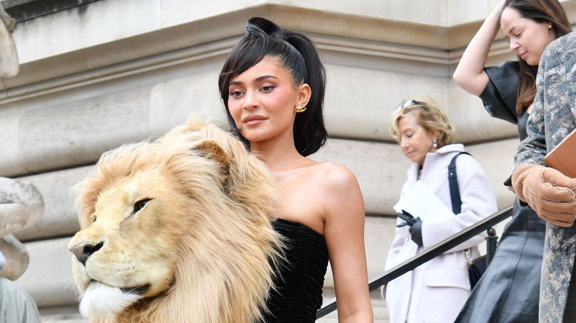 Kylie Jenner skabte røre, da hun dukkede op med en løve på skulderen.
