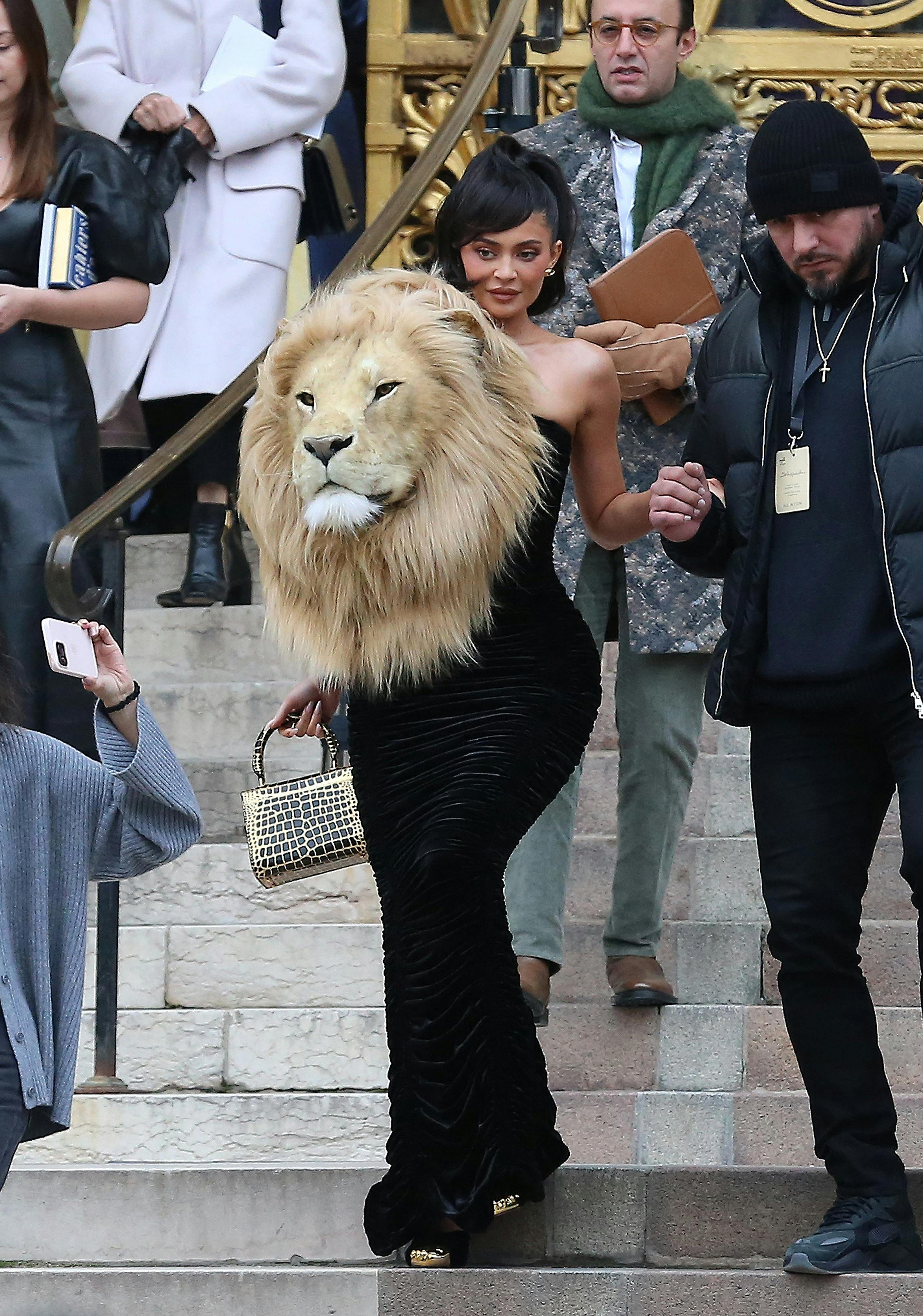 Kylie Jenner forlader Schiaparelli Haute Couture-modeshowet i Paris.
