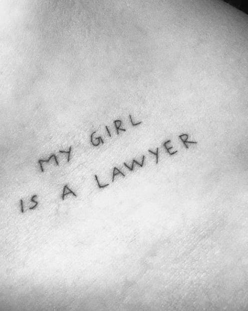"My girl is a lawyer" skrev Pete Davidson stolt lige under halsen, da han var sammen med den jurastuderende Kim Kardashian. Nu er lige netop denne tatovering væk.&nbsp;
