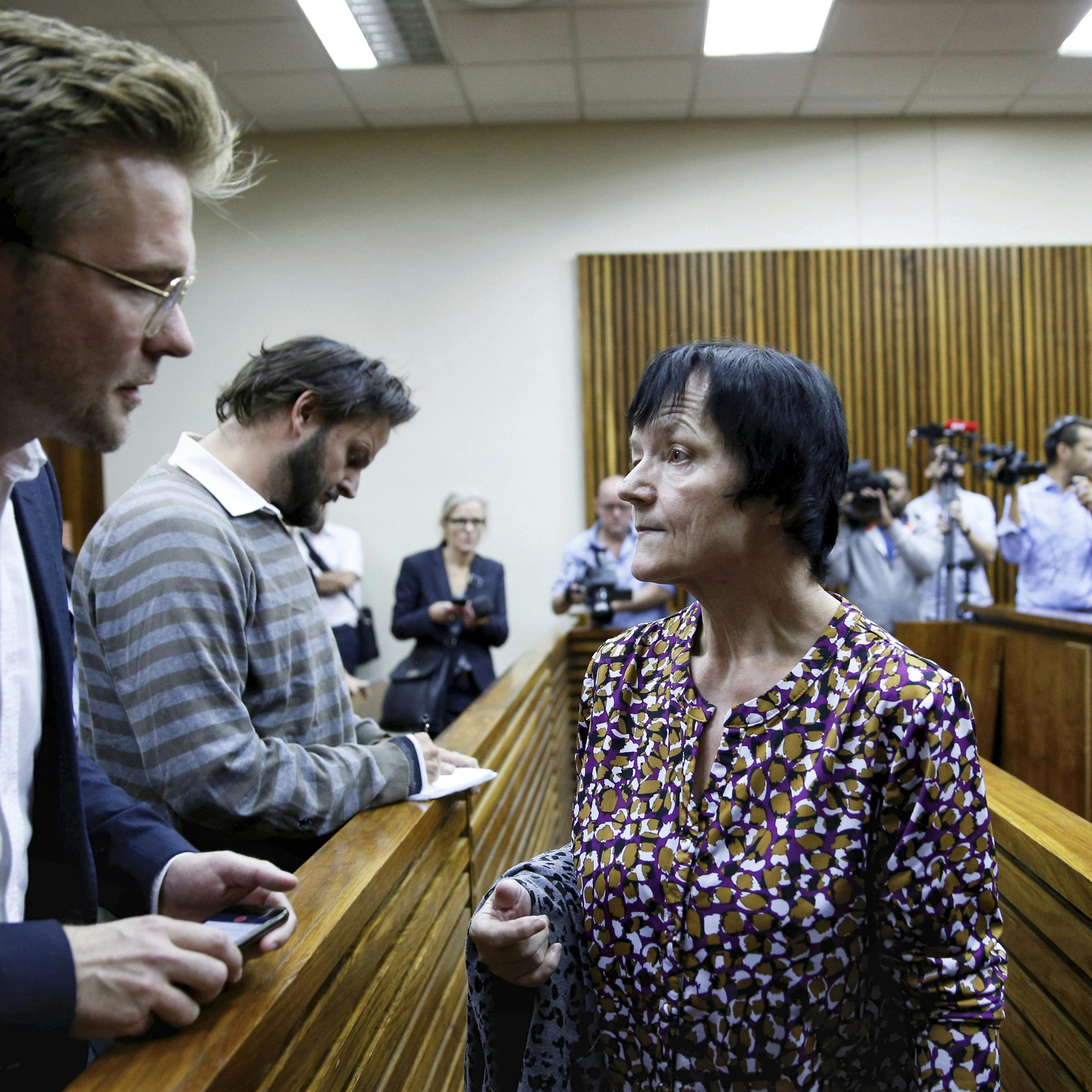 Hun svindlede for over 100 millioner kroner for at give sig selv og sine tre børn et liv i sus og dus. Journalisten Emil Ellesøe Ditzel, som har fulgt sagen helt tæt, fortæller historien både i sin bog “Britta: Forræderiet mod velfærdsstaten” og i Podimo-podcasten “Brittas hemmelige liv”.