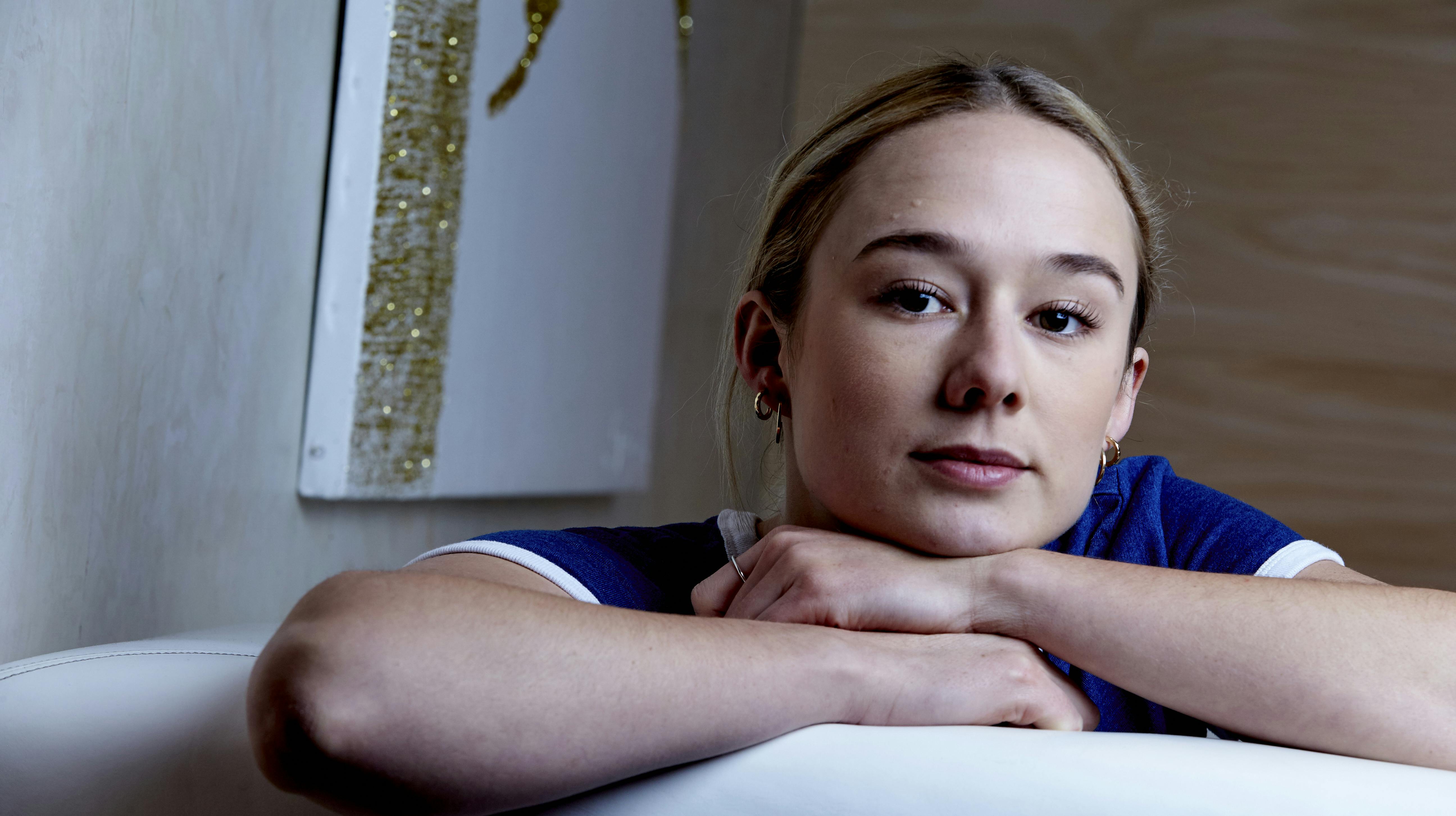 Alba August er nyforelsket i en 18 år ældre musikproducer 