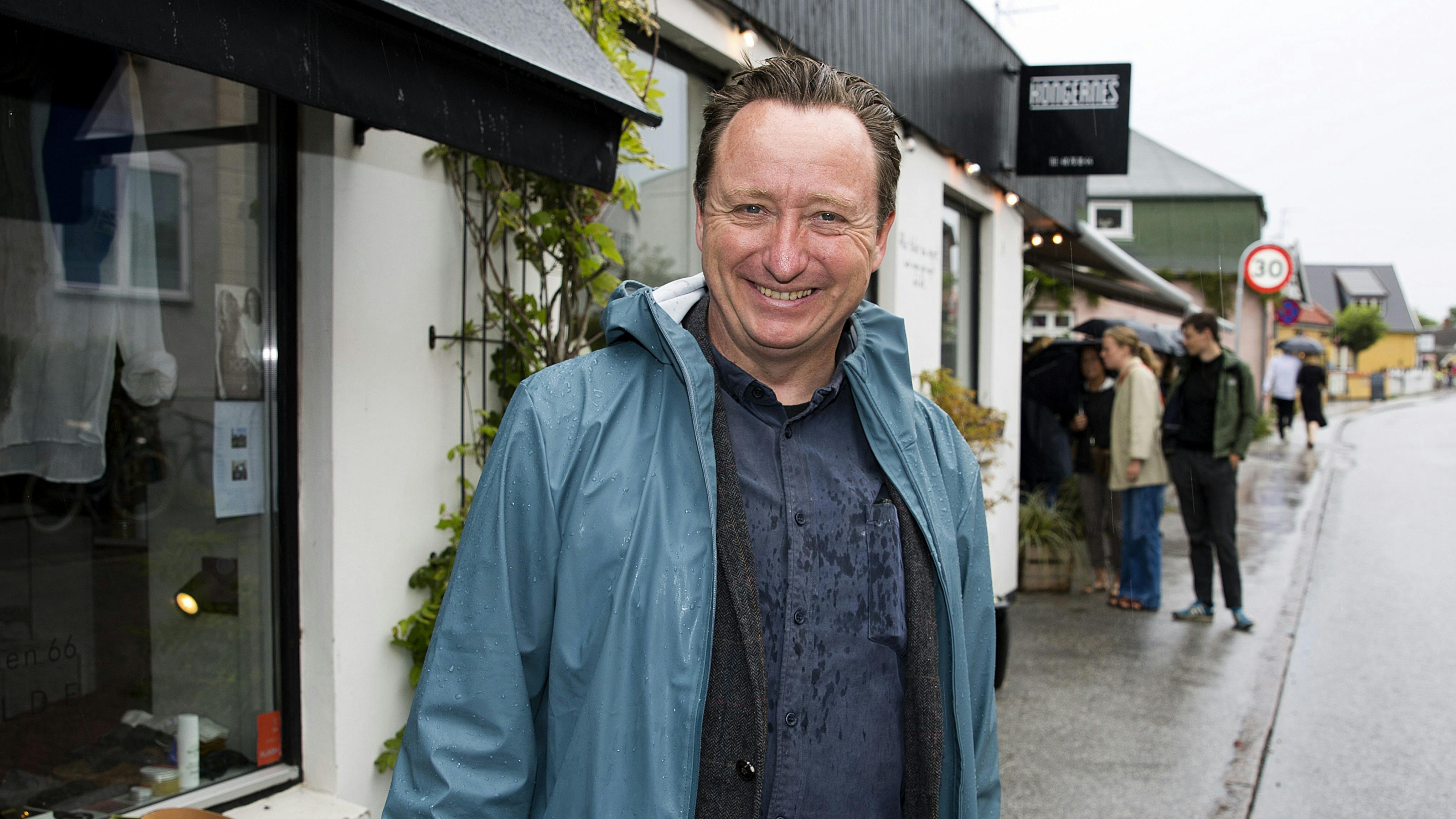 Her nyder Fauli regnen i netop Tisvildeleje. 