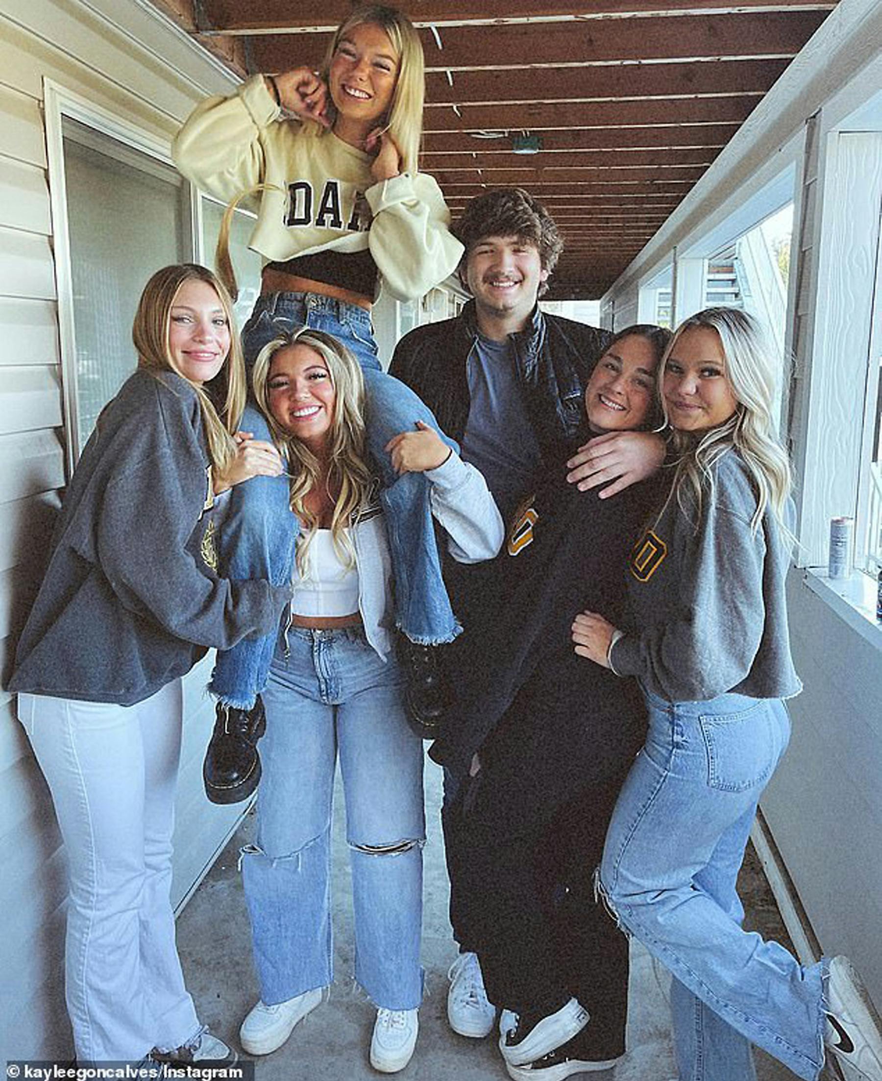 Ofrene for de chokerende drab i den lille by Moscow i Idaho, slyngveninderne Kaylee Goncalves (anden fra venstre i bunden) og Madison Mogen (siddende på Kaylees skuldre), samt kæresteparret Ethan Chapin (i midten) og Xana Kernodle (anden fra højre) b