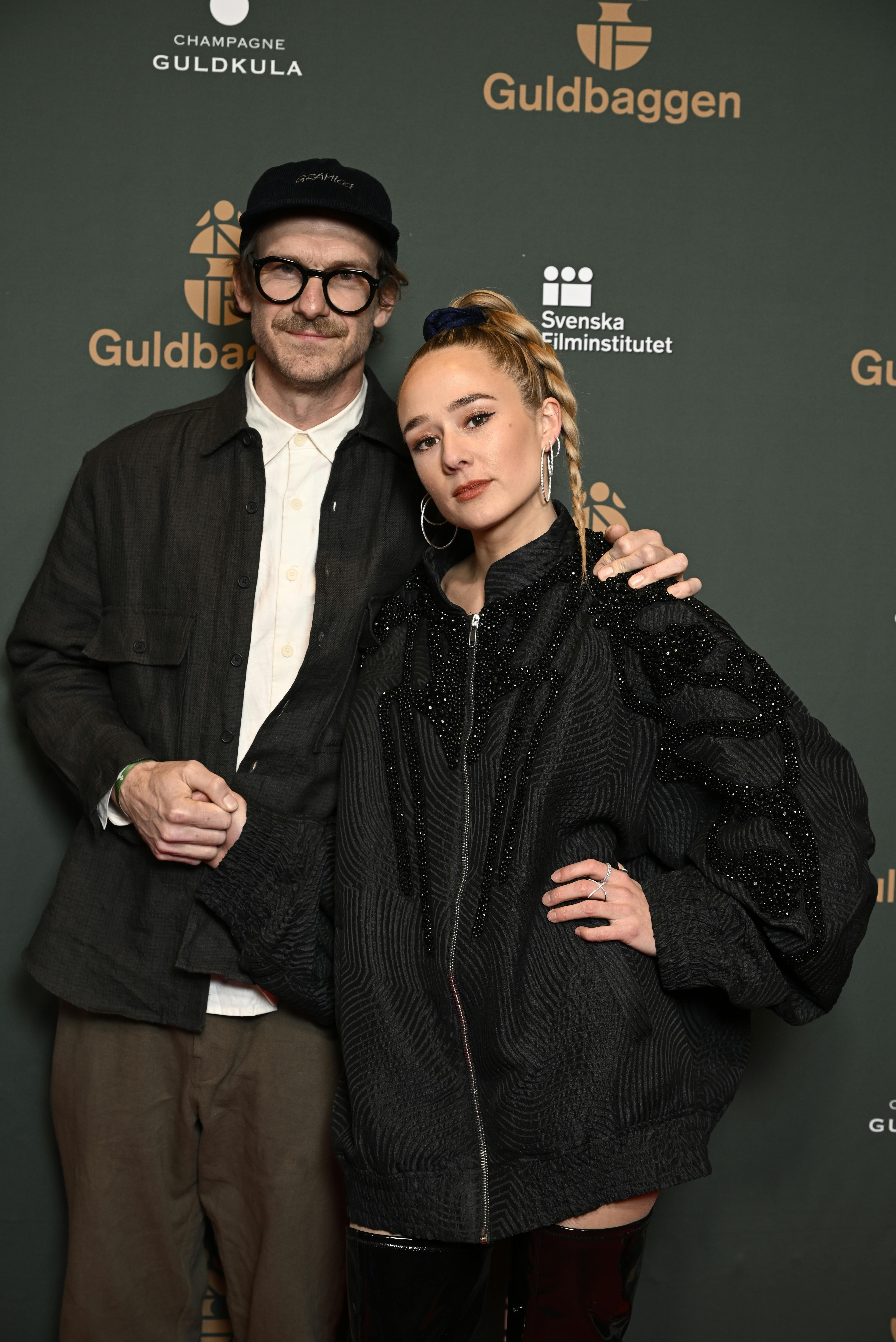 Nyforelskede Pontus Winnberg og Alba August sammen på den røde løber i Stockholm mandag aften 