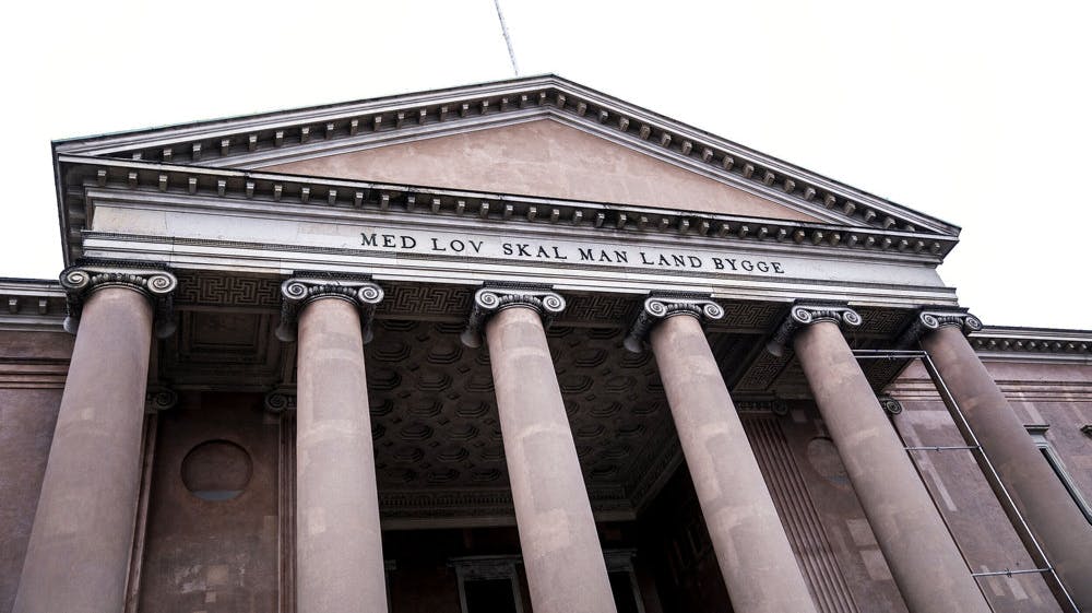 Københavns Byret behandler over tre retsdage en sag mod en 33-årig mand, der er tiltalt for grove voldtægter under sin fangeflugt. Sagen indledes onsdag. 