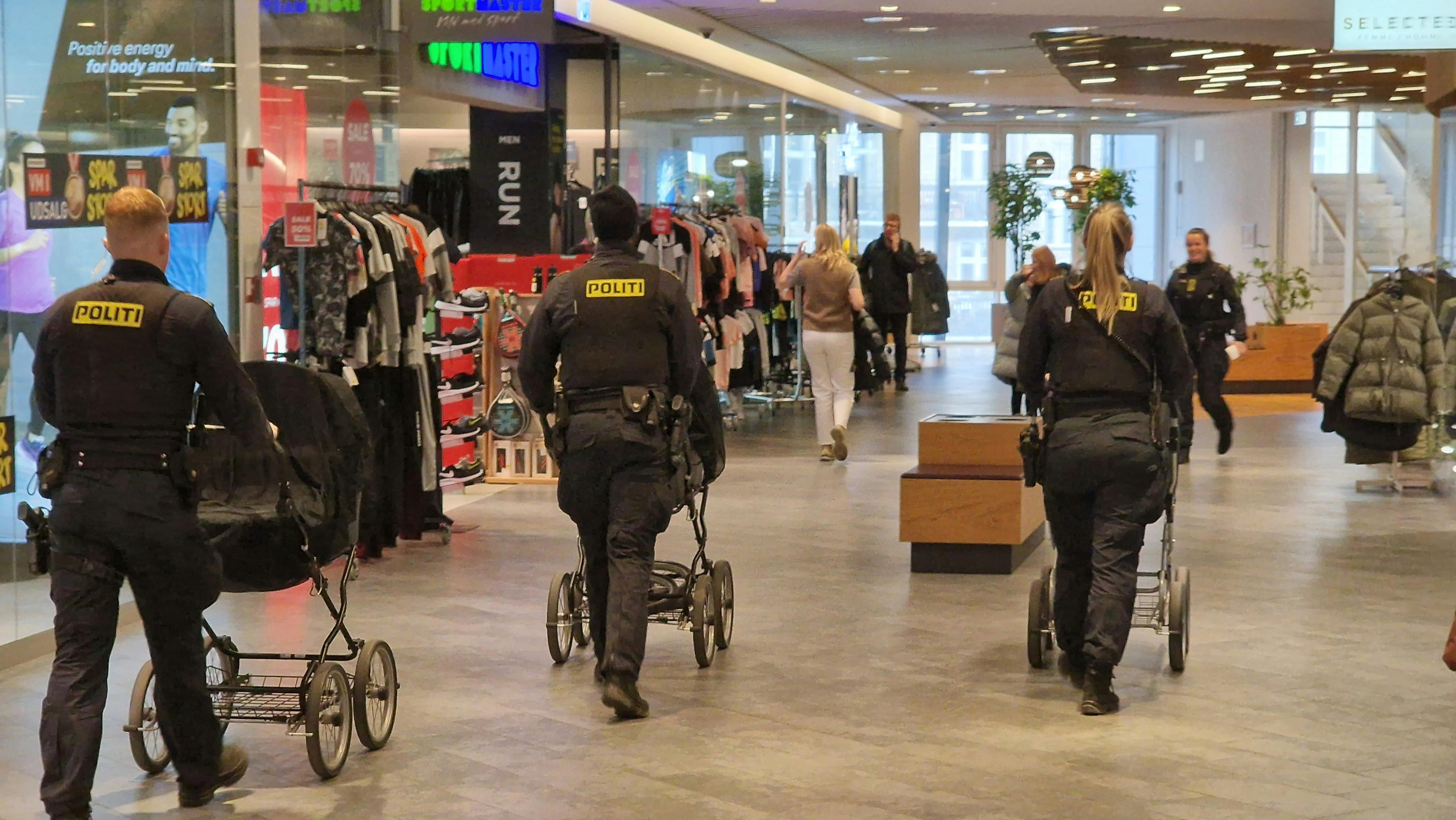Et par betjente på en særlig opgave tirsdag i Frederiksbergcenteret