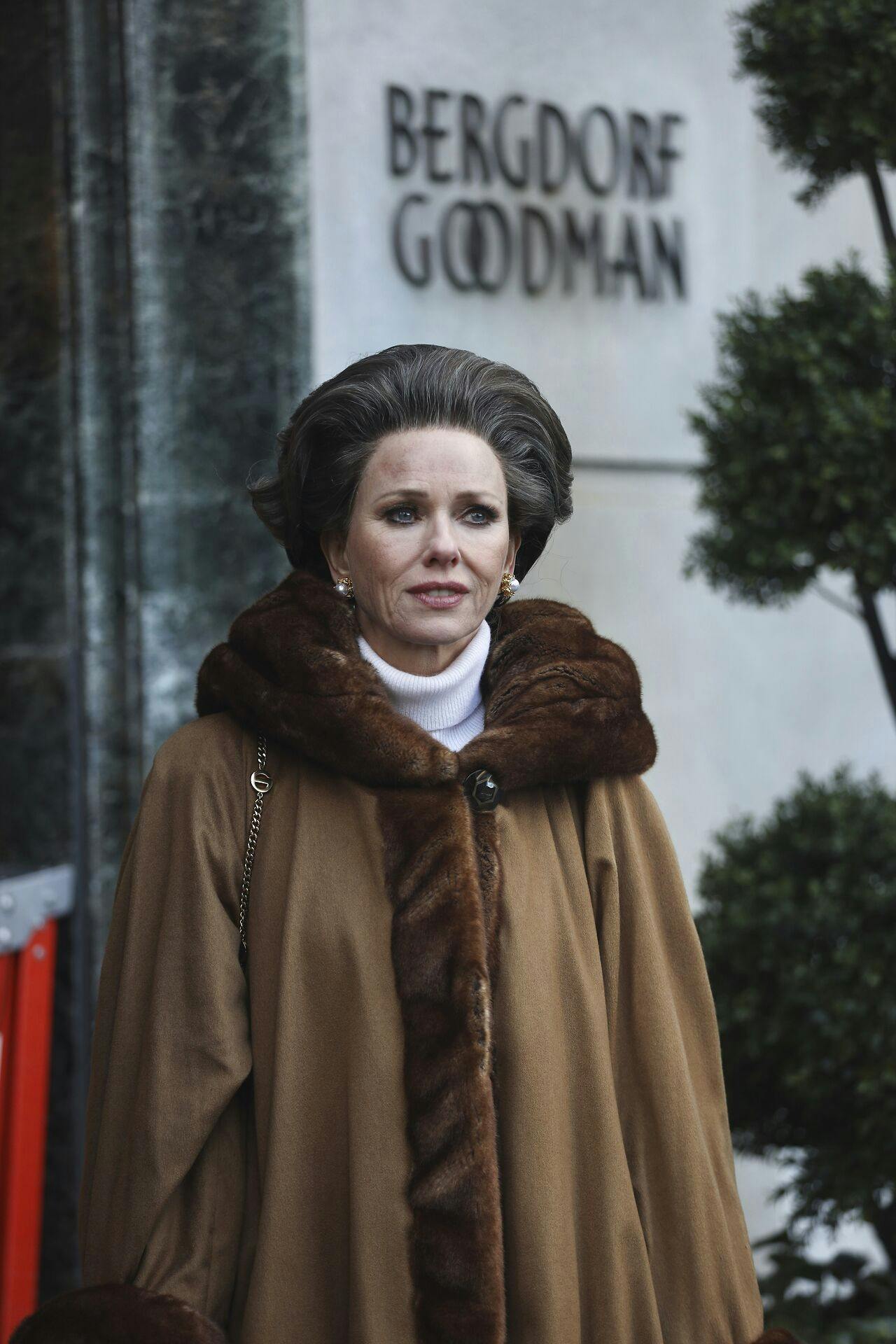 Naomi Watts er ikke til at kende i rollen som Barbara Paley.