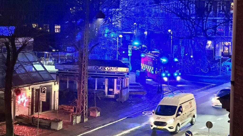 Hovedstadens Beredskab rykkede onsdag morgen ud til en lejlighedsbrand på Frederiksberg. En person er afgået ved døden under branden.