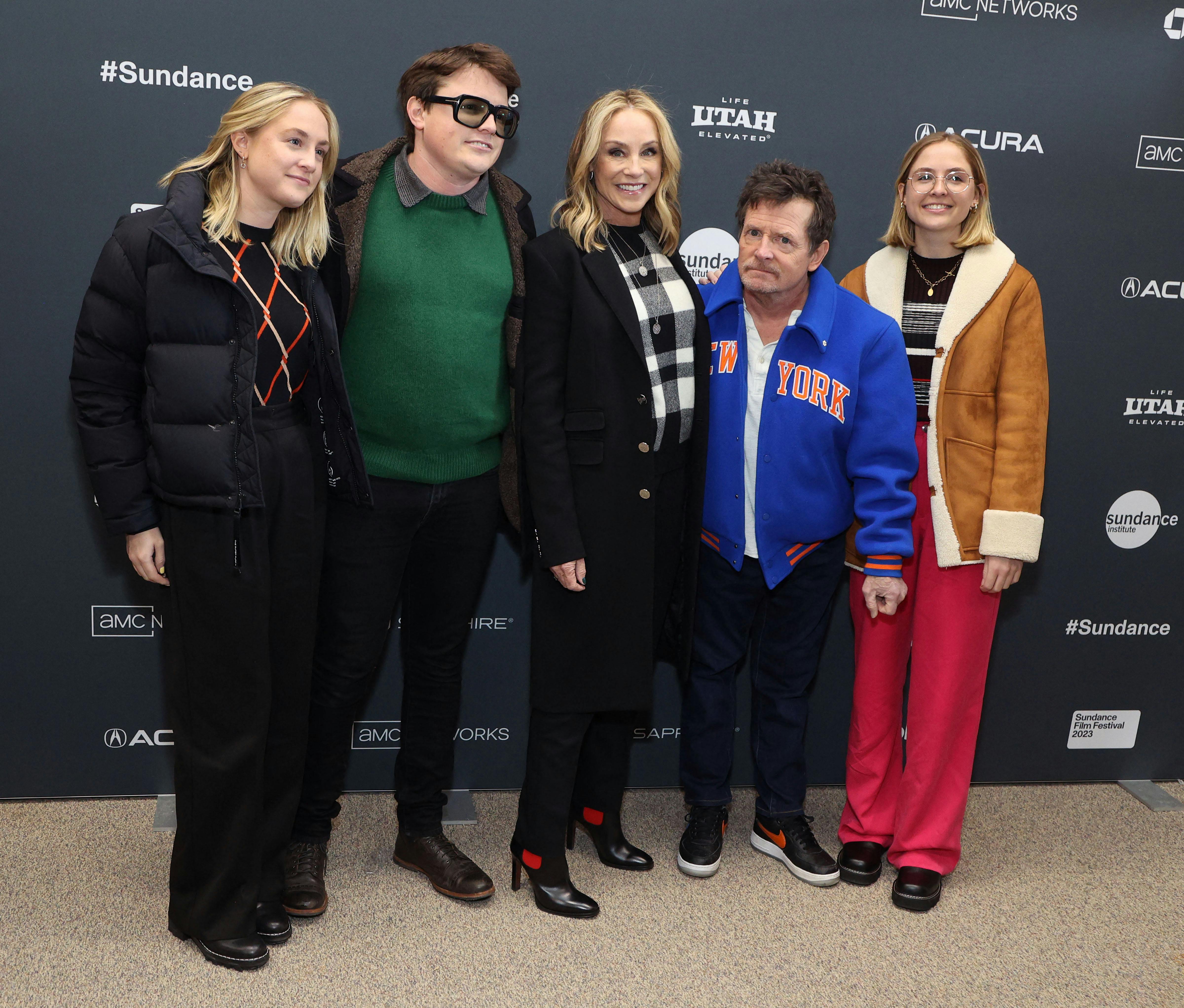 Michael J. Fox flankeret af sin hustru Tracy Pollan samt tre af deres fire børn Sam, Schuyler og Aquinnah. 