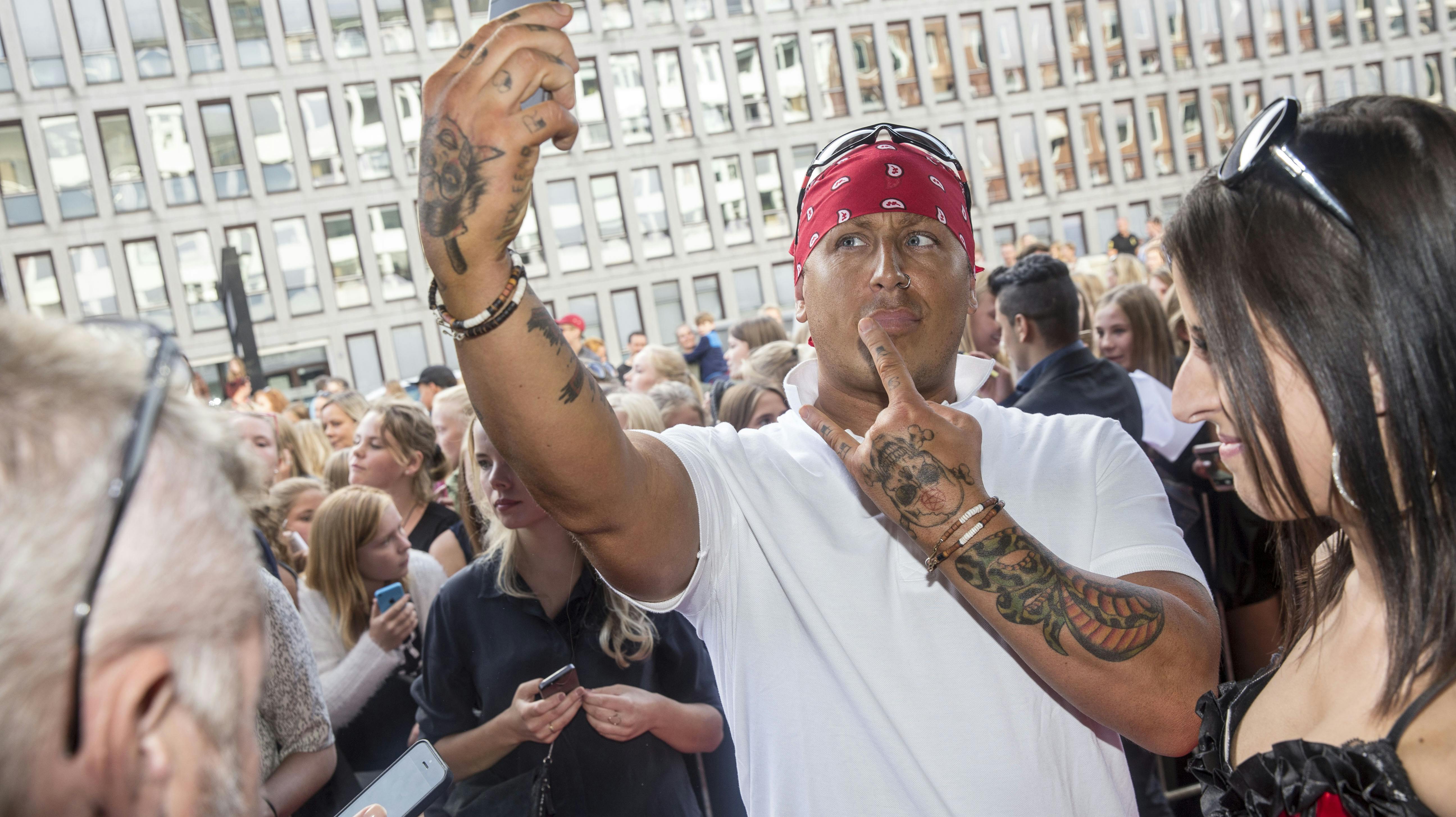 Sidney Lee bliver onsdag aften hyldet på en bar på Nørrebro.