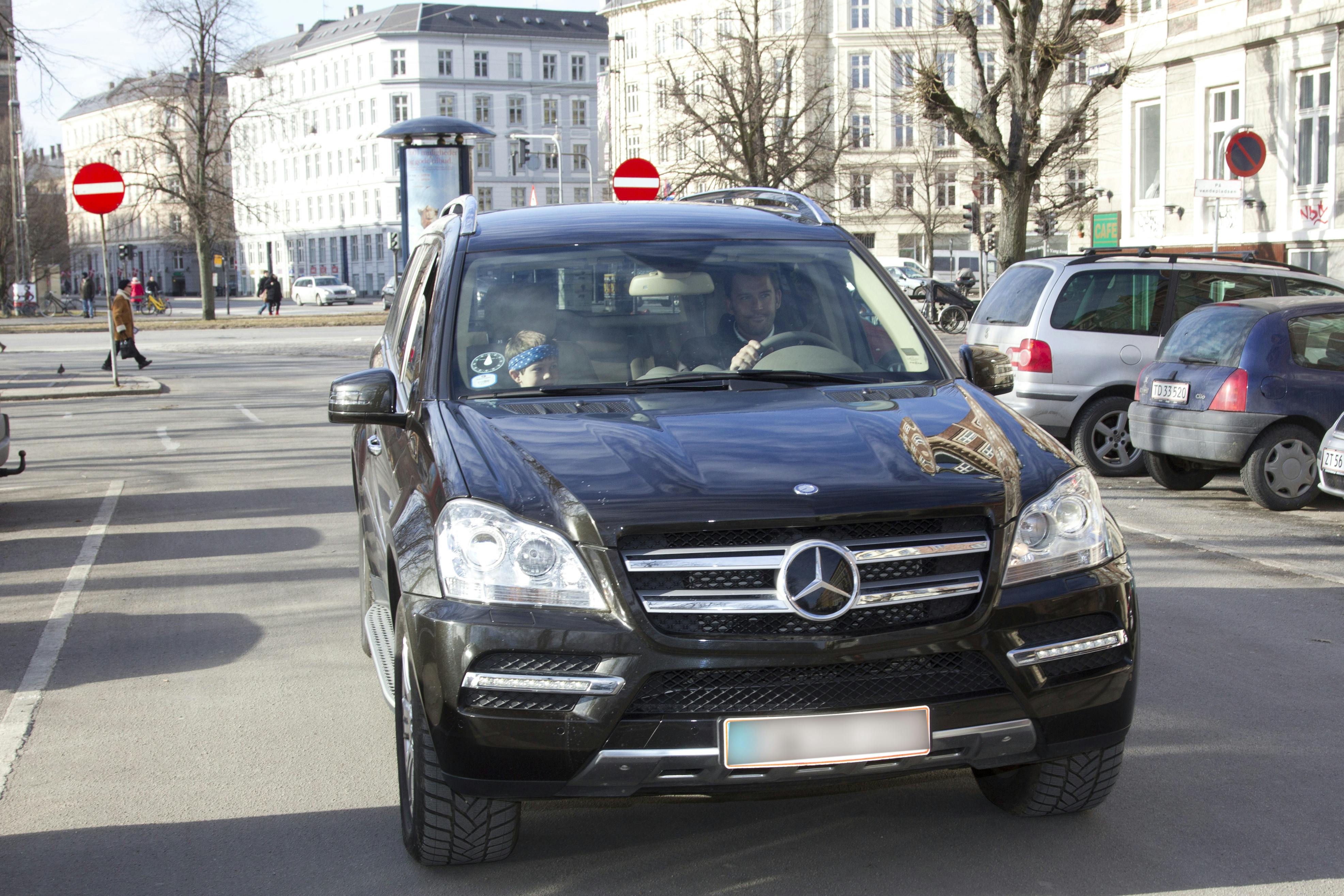 Martin Jørgensen i gældsslæden – en Mercedes GL 350 – som bl.a. blev brugt til at køre Nikolai og Felix til og fra fra skole.