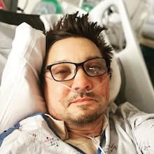 Jeremy Renner overlevede og delte et selfie fra sygesengen, hvor han så noget medtaget ud. 