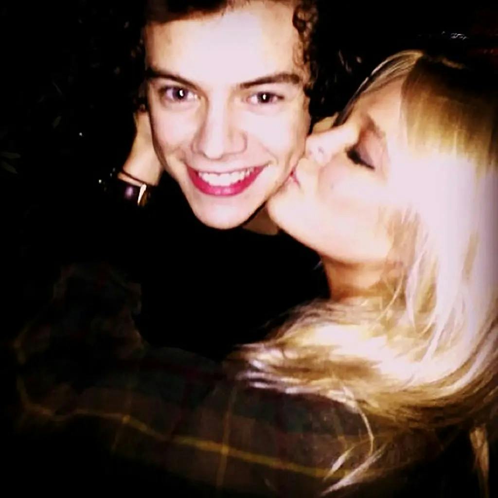 Harry Styles og Ellis Calcutt har kendt hinanden siden highschool og datede angiveligt en kort overgang.
