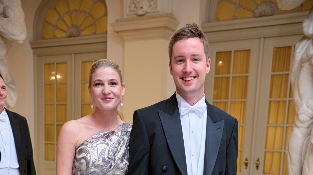 Jacob med kæresten Christina til gallataffel hos Dronningen. 