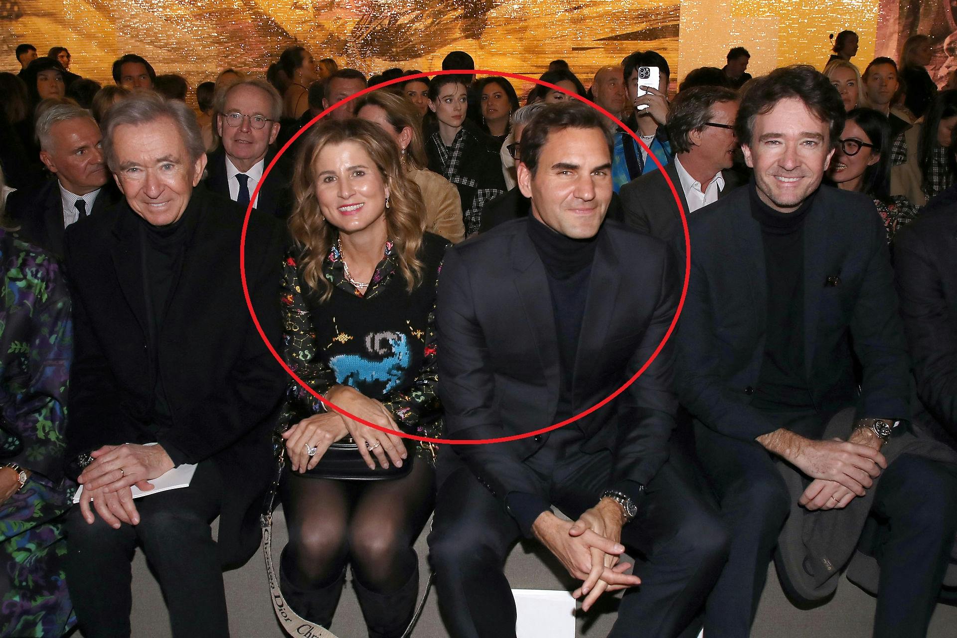 Her sidder Roger Federer og hans hustru,&nbsp;Mirka Federer, som har vakt opsigt med sit outfit.