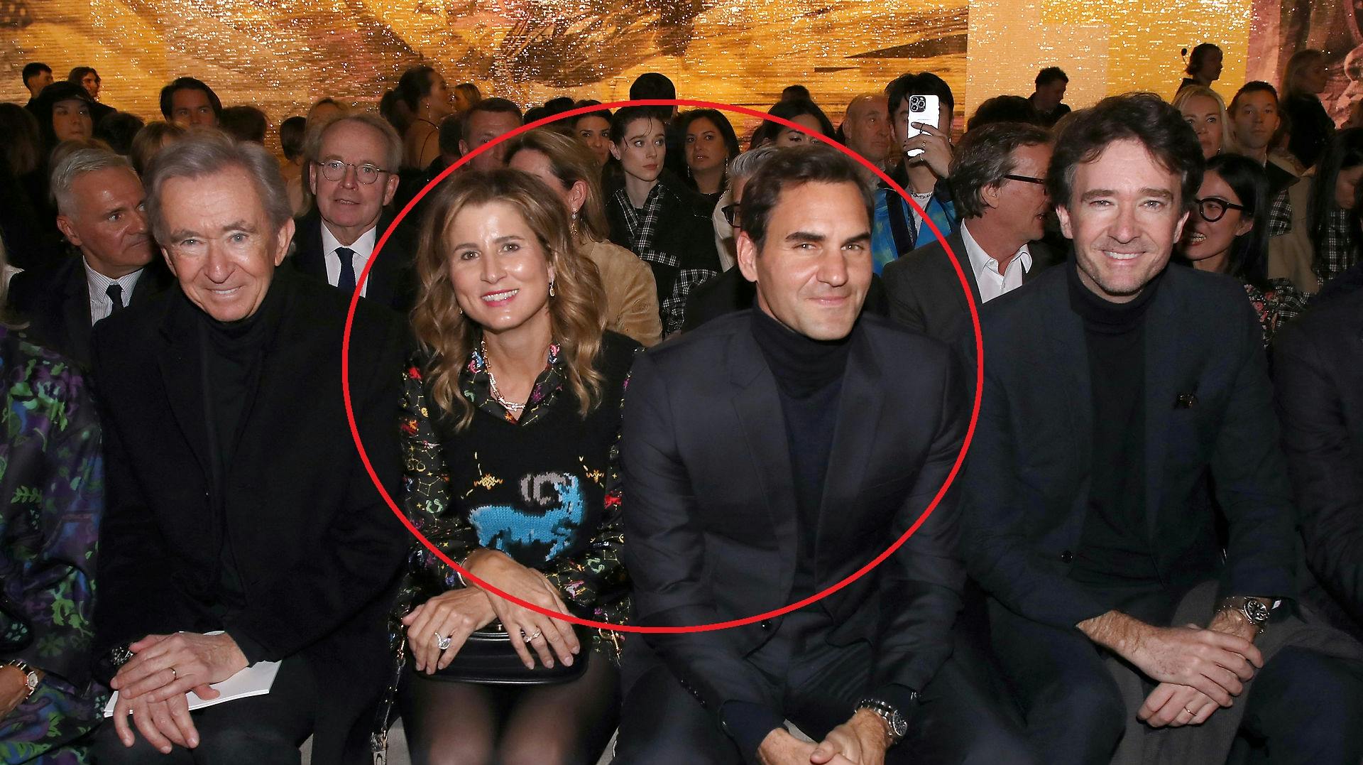 Her sidder Roger Federer og hans hustru, Mirka Federer, som har vakt opsigt med sit outfit.