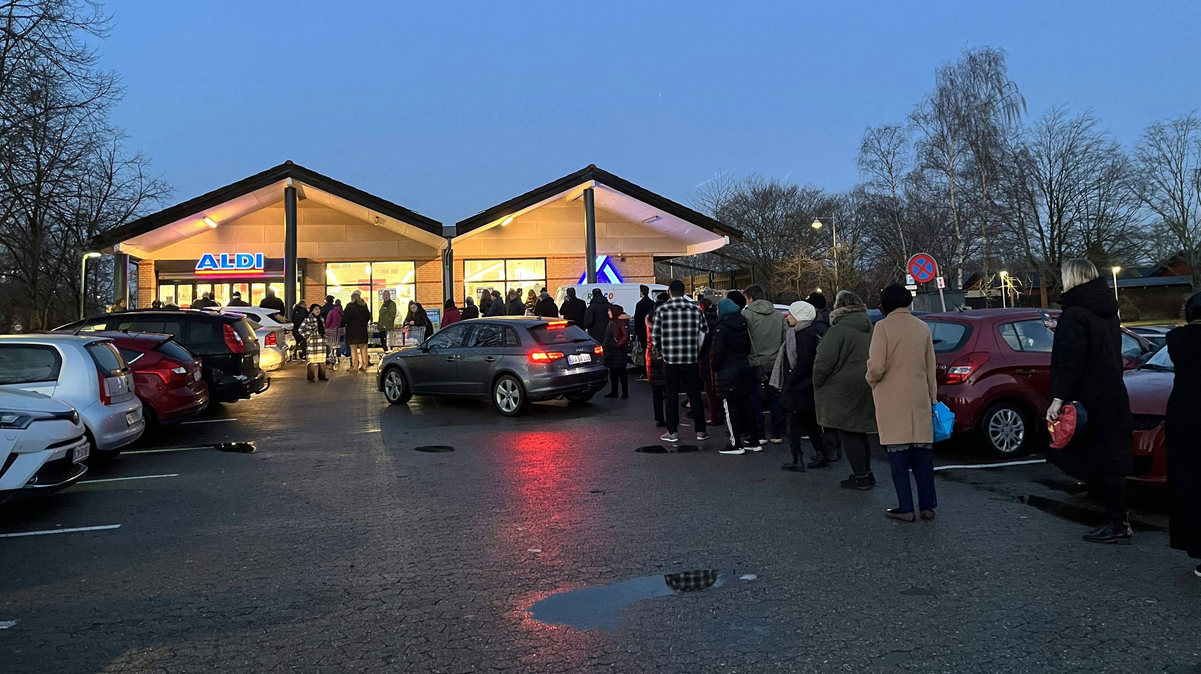 Der var kø allerede før åbningstid ved Aldi i Albertslund på første ophørsudsalgsdag. 