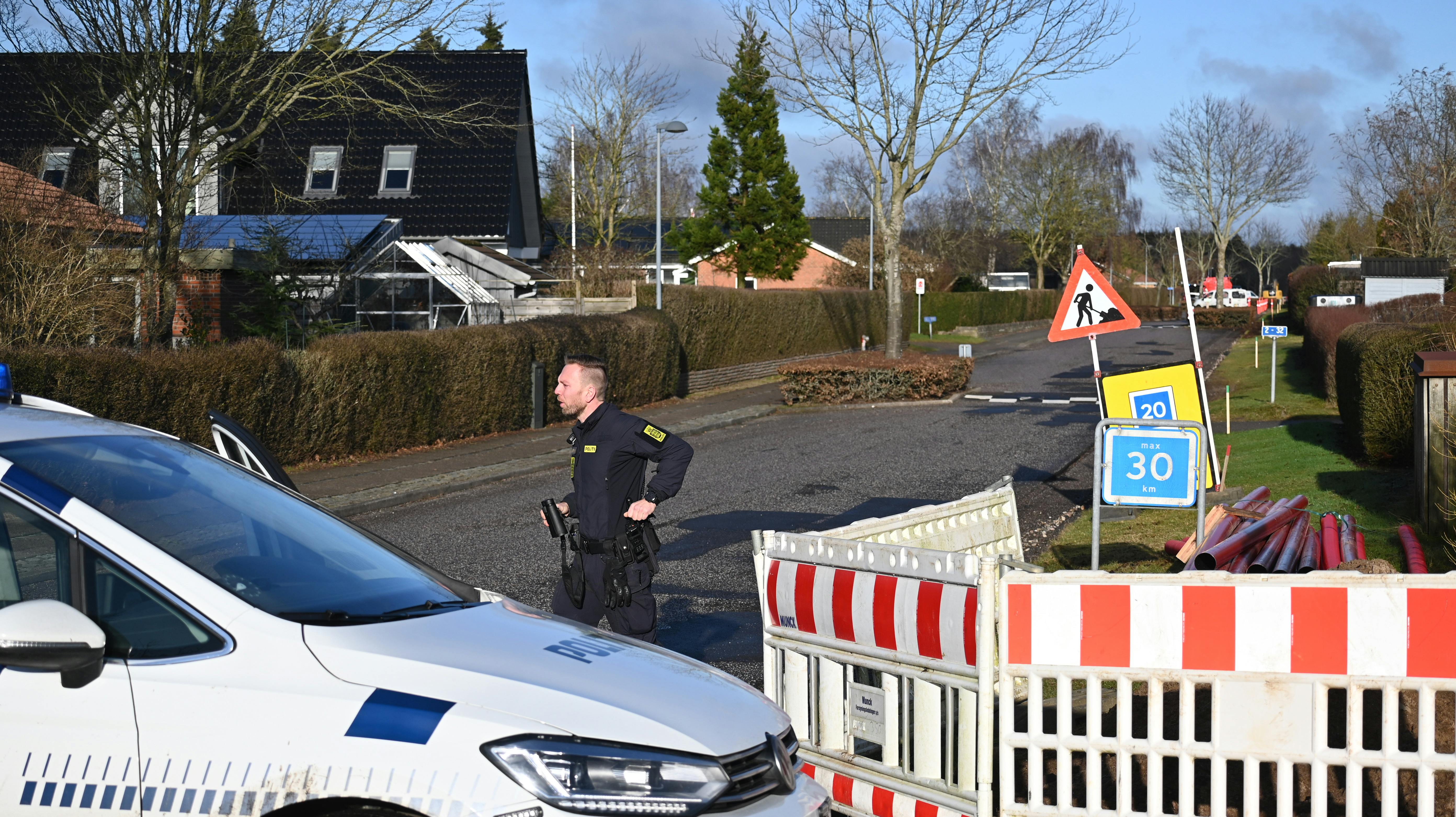 Politiet opfordrer til, at man søger væk samt lukker døre og vinduer.&nbsp;