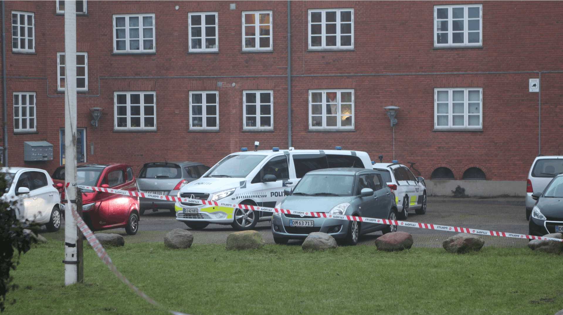 Midt- og Vestsjællands Politi rykkede torsdag massivt ud til et dødsfald i Roskilde, hvor en 23-årig kvinde blev fundet død. En 51-årig mand blev torsdag aften fremstillet i grundlovsforhør - sigtet for at have voldtaget den afdøde kvinde.