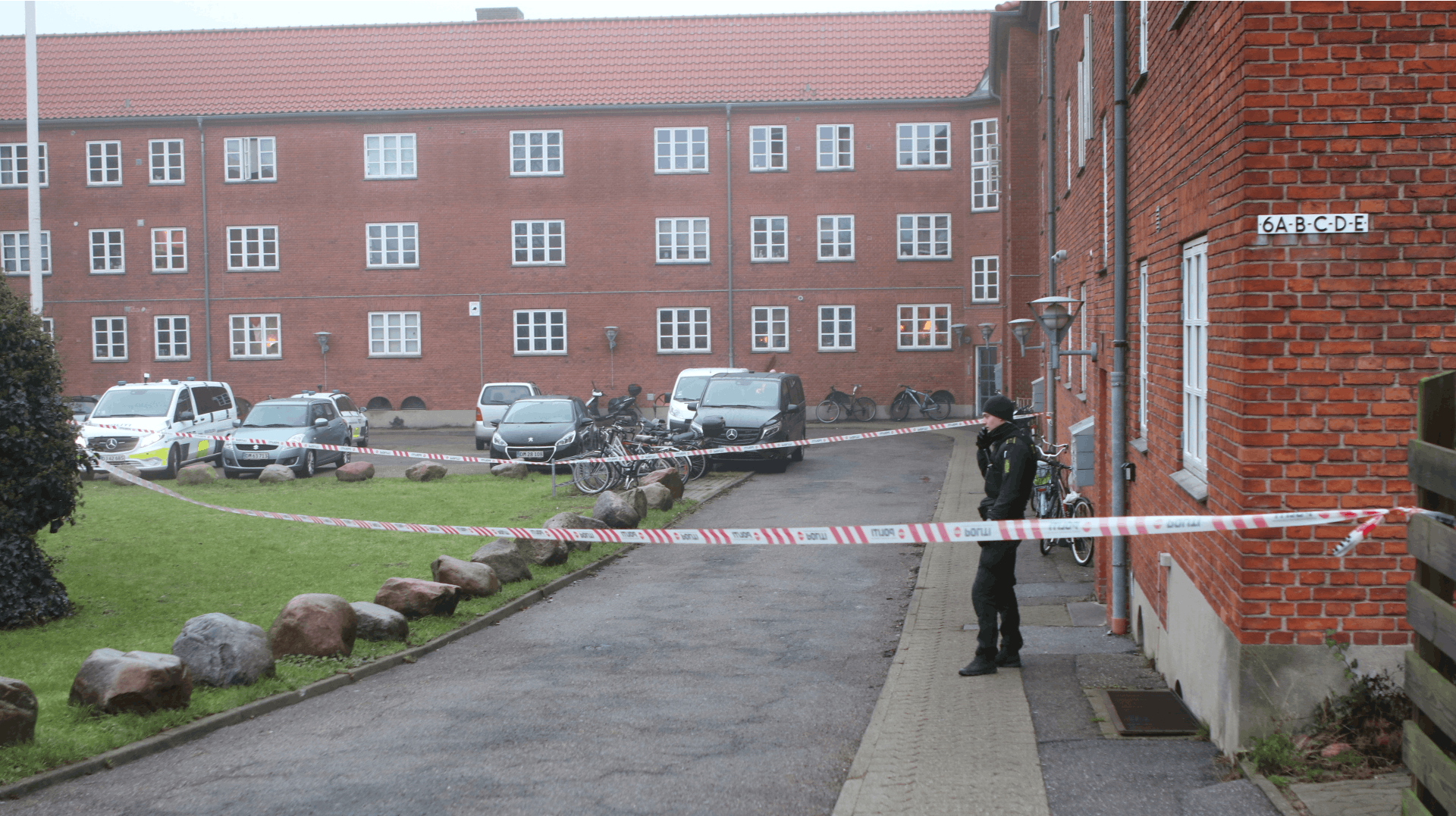 Politiet har afspærret en opgang i Vestergade i Roskilde, hvor et dødsfald torsdag formiddag bliver undersøgt.