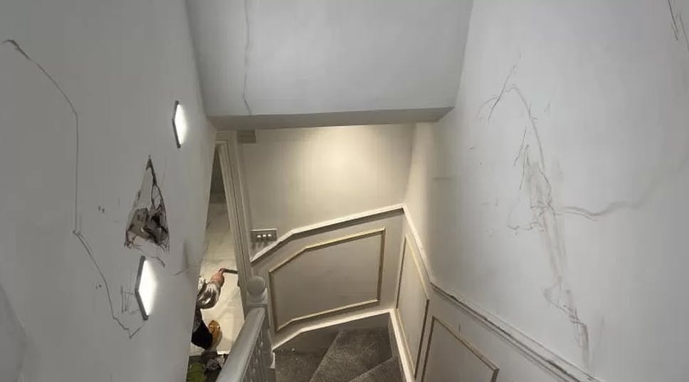 Luke Ansell er ikke tilfreds, og det forstår vi sådan set godt. Hans vægge har det nemlig ikke godt, efter sofaen kom forbi.