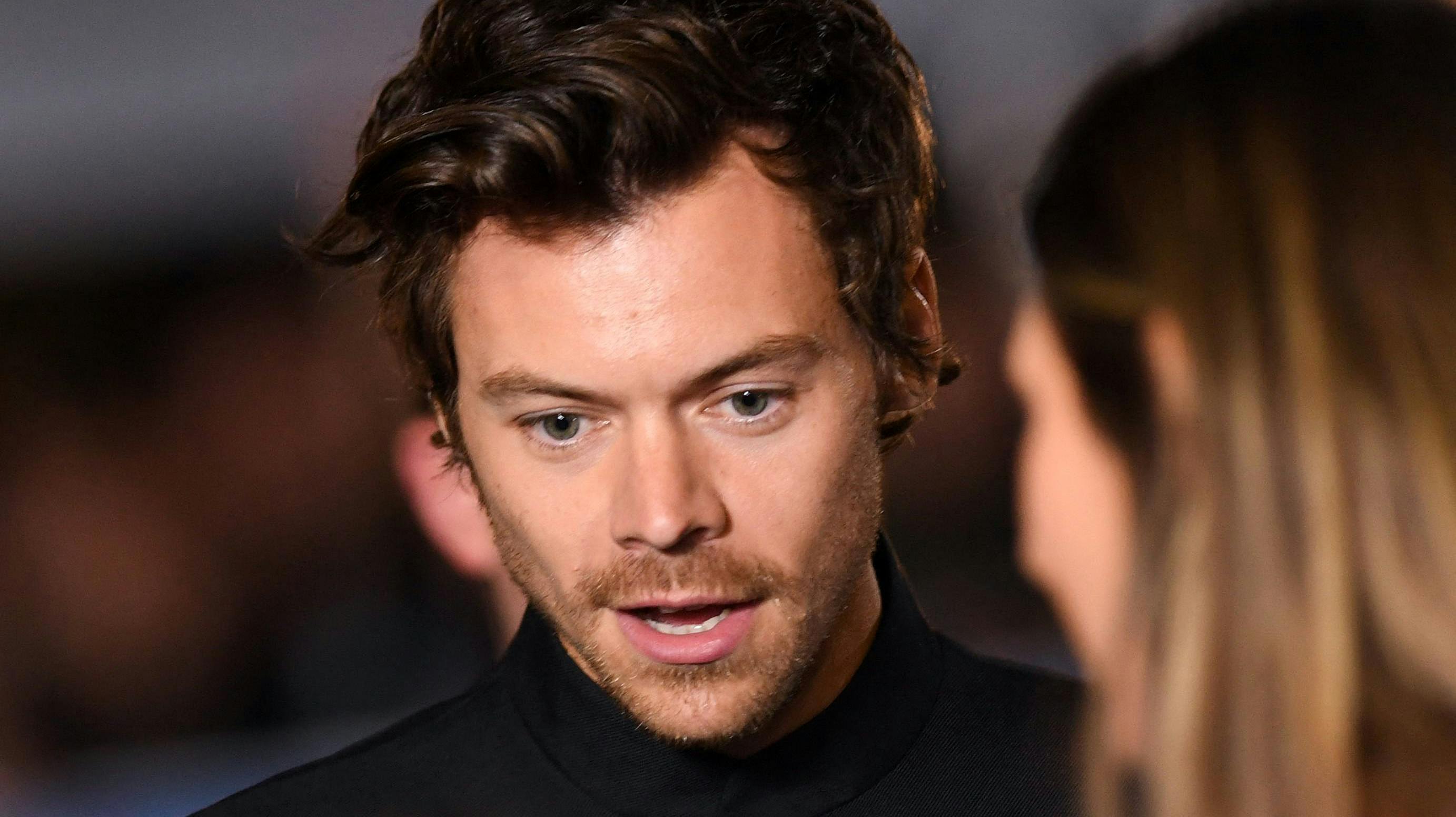 Den britiske sanger og skuespiller Harry Styles undskyldte flere gange overfor publikum, da bukserne sprak 