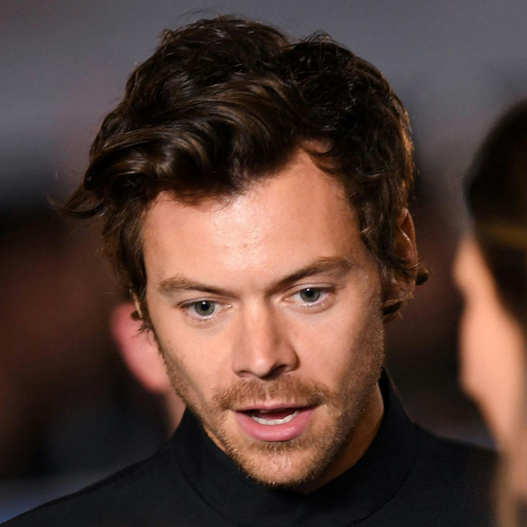 Den britiske sanger og skuespiller Harry Styles undskyldte flere gange overfor publikum, da bukserne sprak 