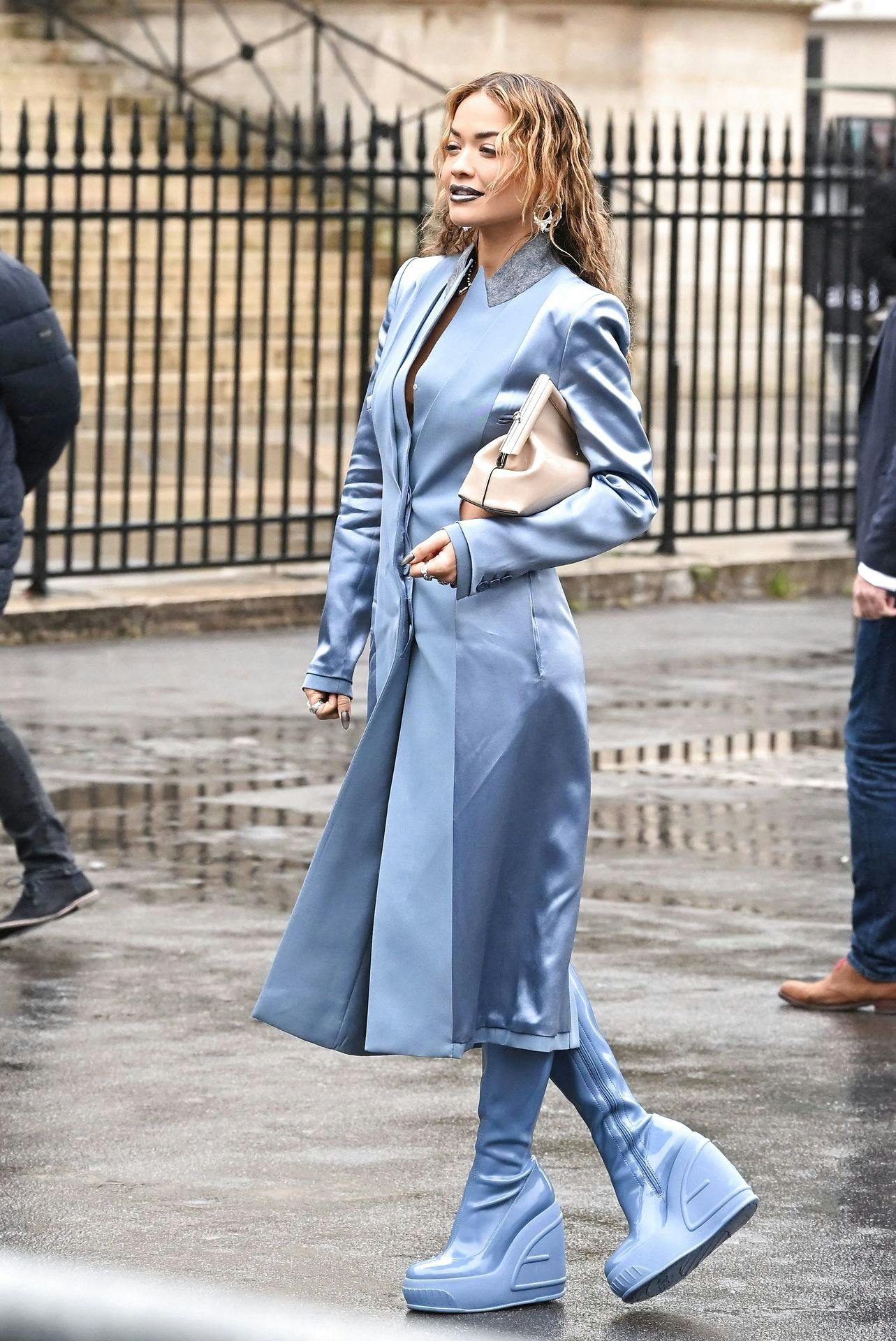 Rita Ora dukkede torsdag op til Fendi Couture-showet til modeugen i Paris, hvor hun ikke havde sin mand med under armen.
