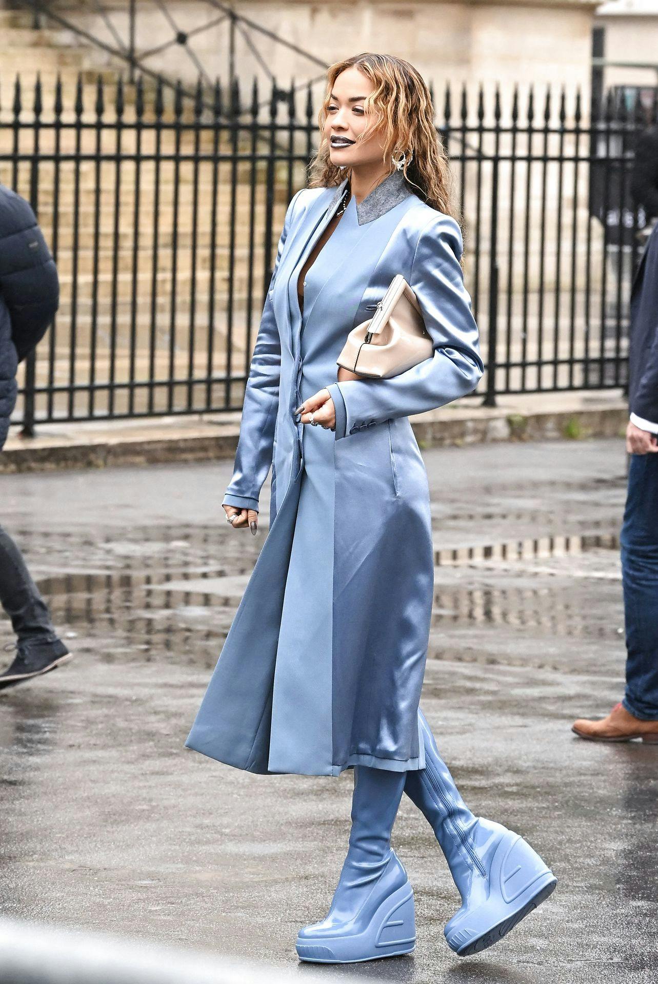 Rita Ora dukkede torsdag op til Fendi Couture-showet til modeugen i Paris, hvor hun ikke havde sin mand med under armen.