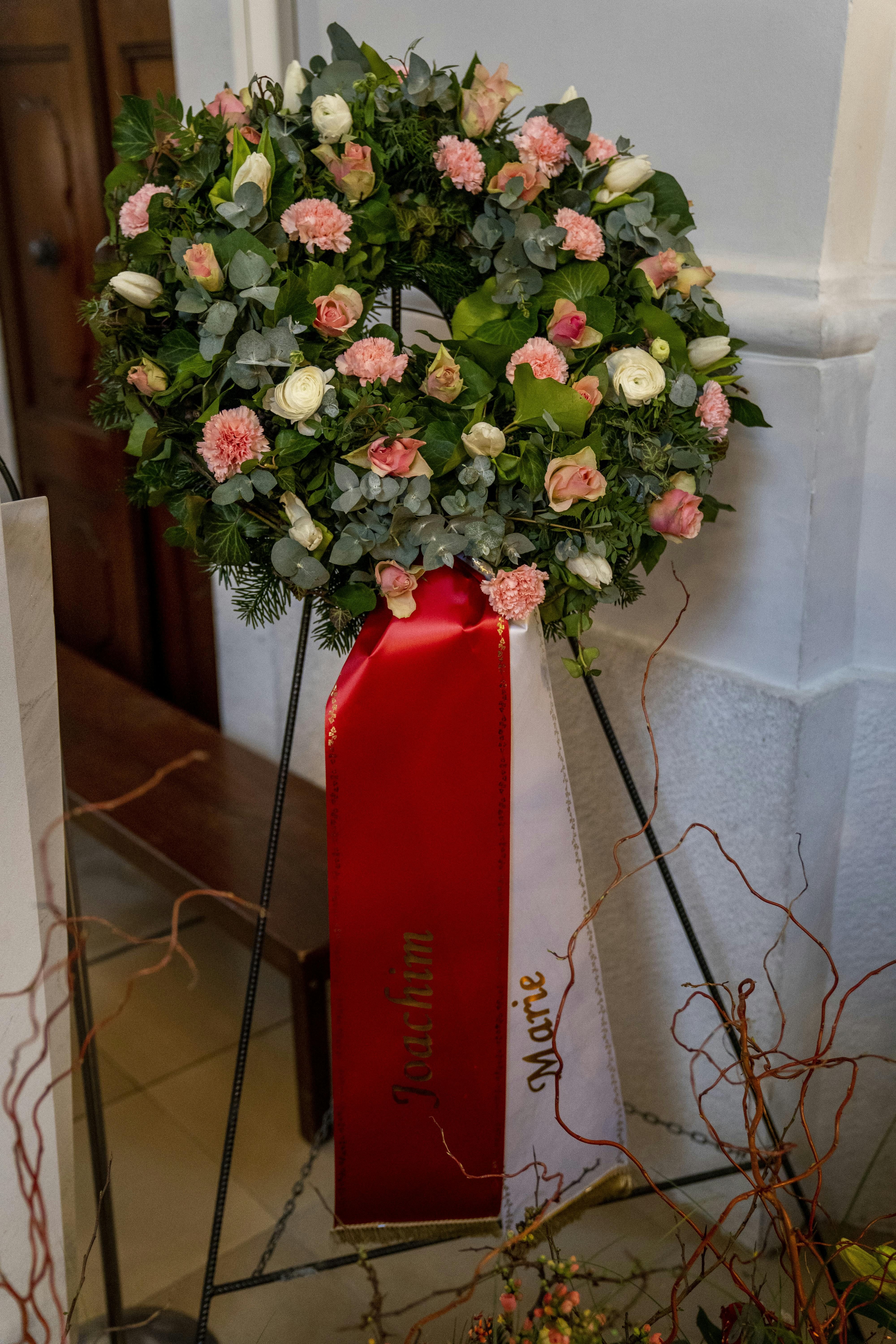 Også prins Joachim sender sammen med prinsesse Marie en sidste hilsen til Christa Manley, der er mormor til grev Nikolai og grev Felix. 