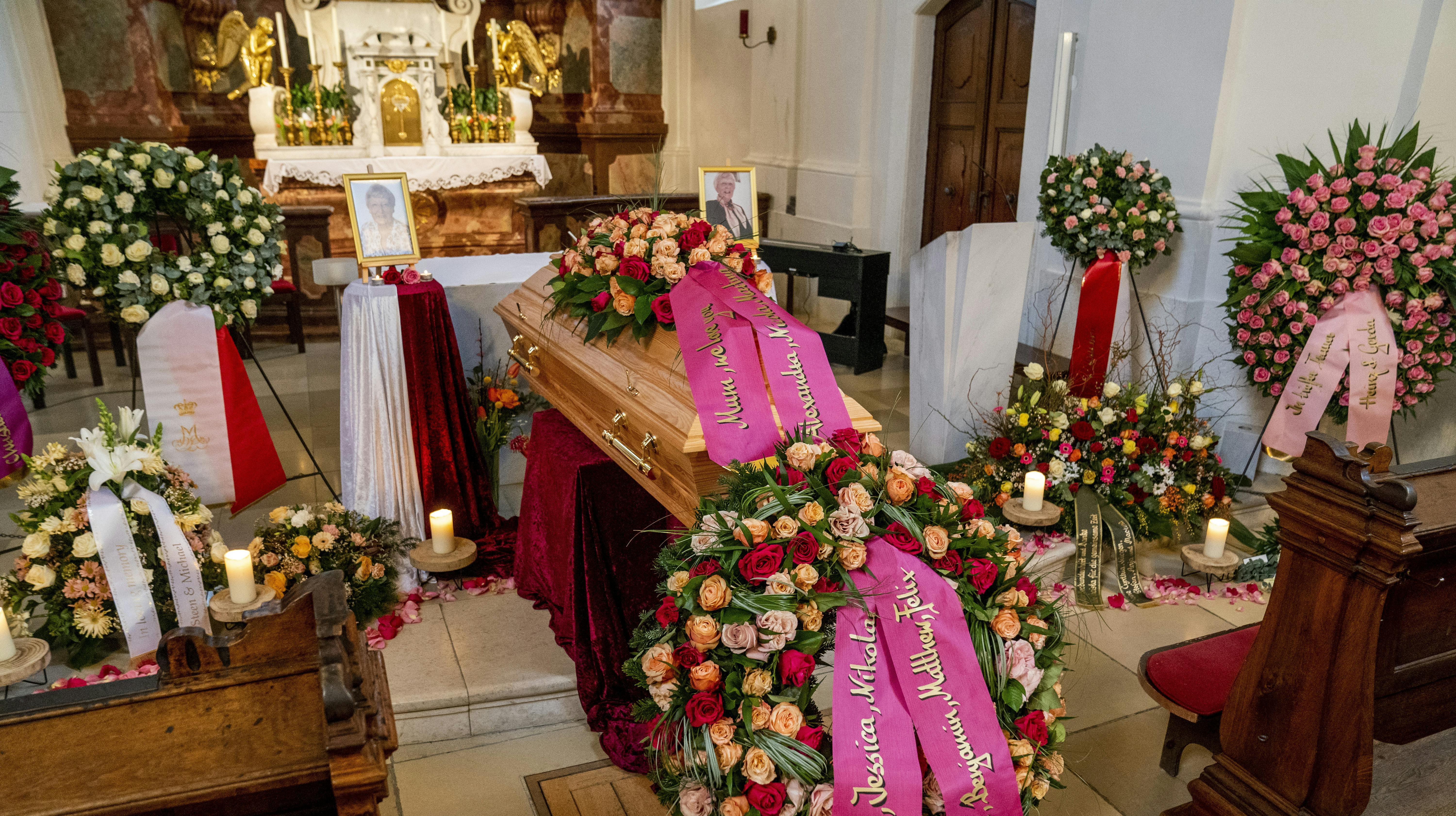 Christa Manleys kiste er omgivet af et sandt blomsterhav. Hun stedes til hvile i Wien, hvor hendes mand Richard også er begravet. nbsp;